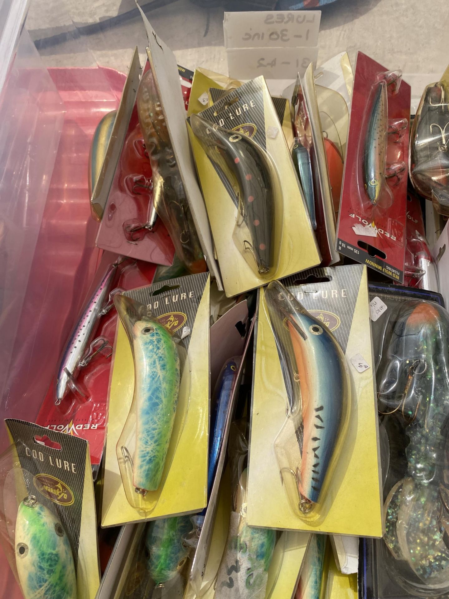 A BOX CONTAINING A LARGE NUMBER OF AS NEW LURES (FROM A TACKLE SHOP CLEARANCE) - Bild 2 aus 2