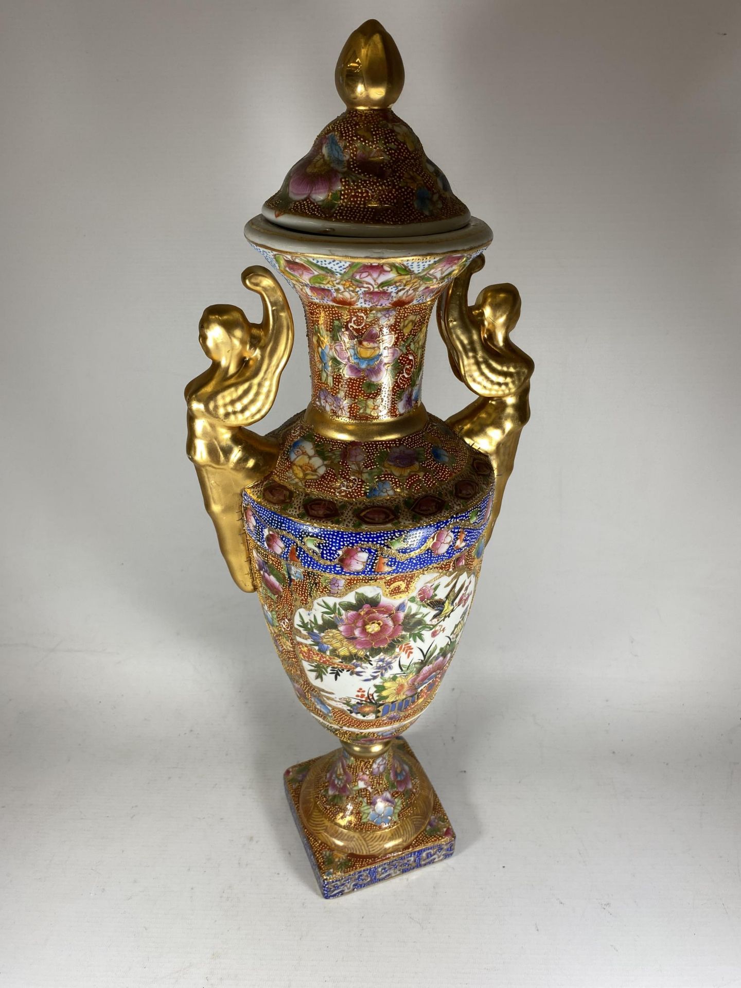 A LARGE DECORATIVE JAPANESE LIDDED TWIN HANDLED VASE, HEIGHT 56CM - Image 3 of 3