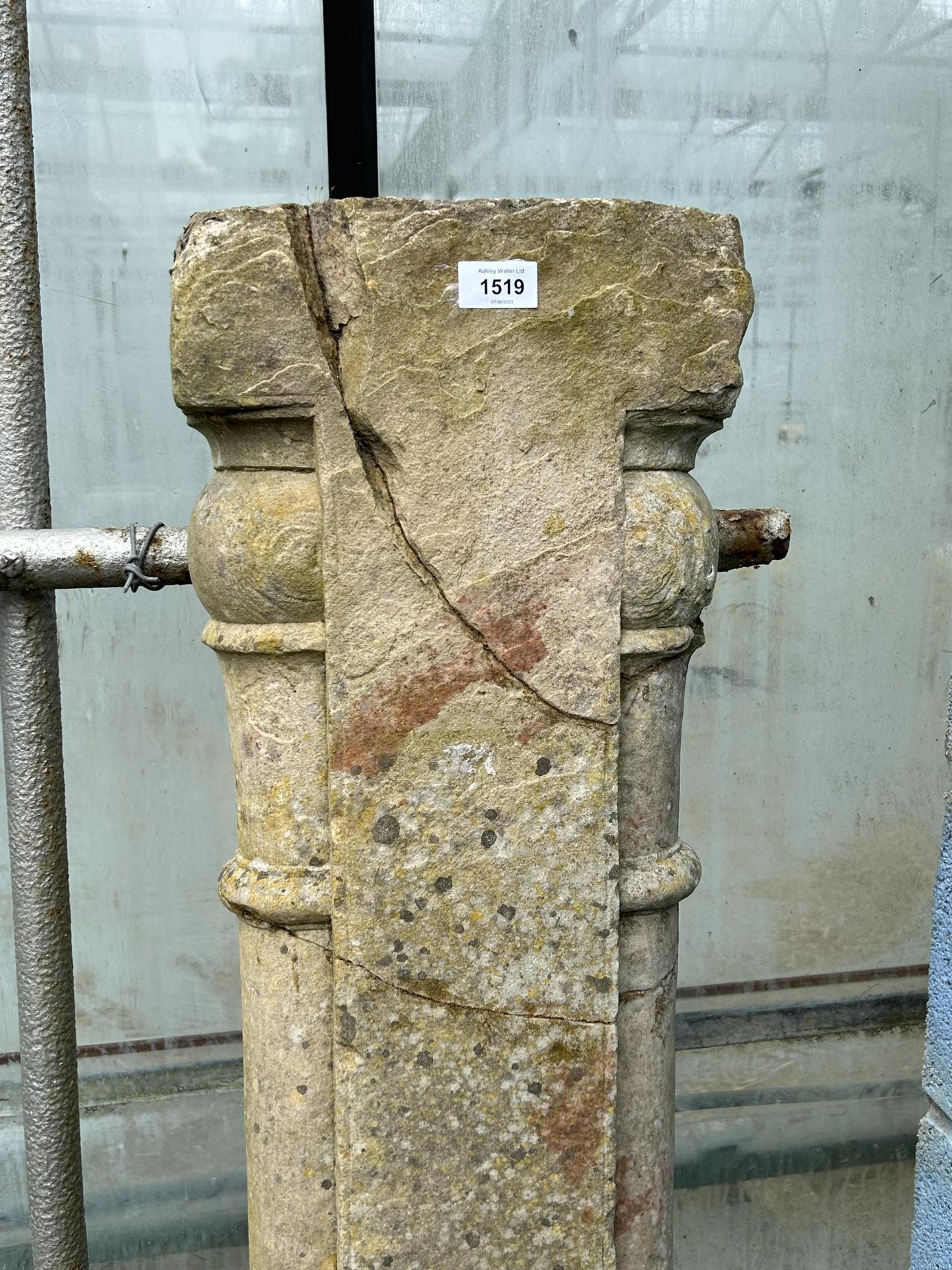 A VINTAGE INDIAN STONE 1/2 PILLAR, 67 X 11" - Bild 2 aus 5