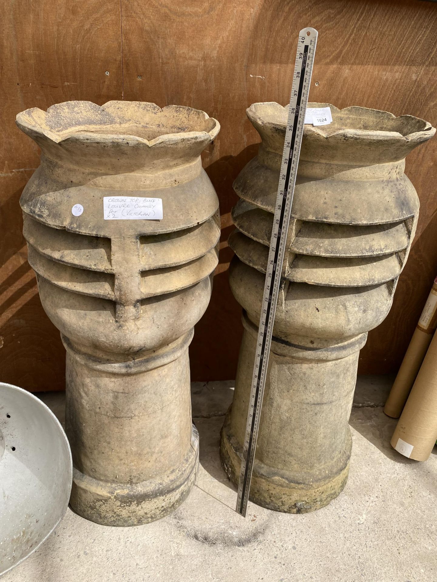 A PAIR OF VICTORIAN CROWN TOP BUFF LOUVRE CHIMNEY POTS - Bild 4 aus 5