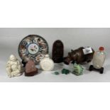 A MIXED LOT OF ORIENTAL ITEMS TO INCLUDE IMARI PORCELAIN DISH, CARVED BUDDHA FIGURE, BLANC DE