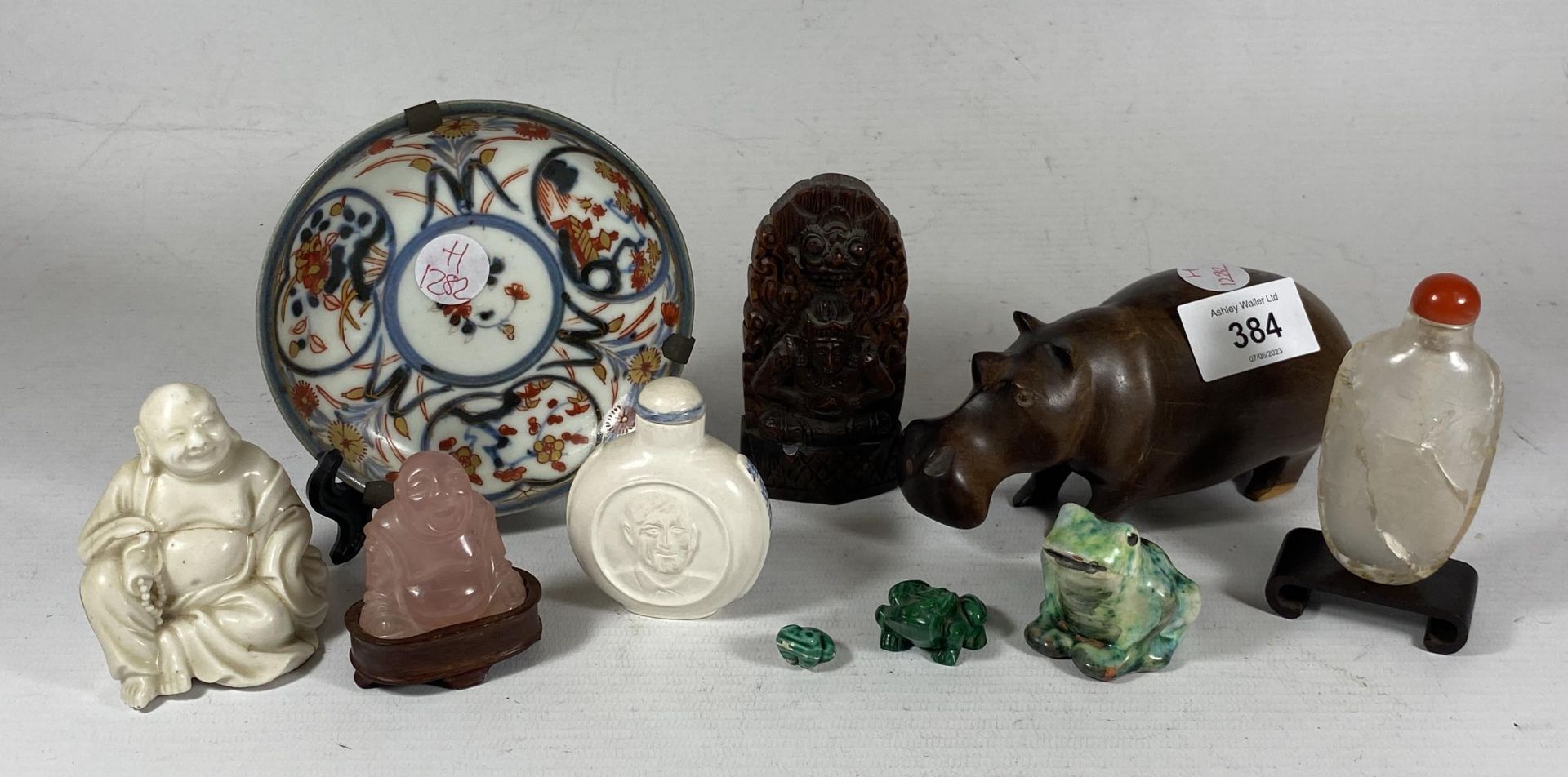 A MIXED LOT OF ORIENTAL ITEMS TO INCLUDE IMARI PORCELAIN DISH, CARVED BUDDHA FIGURE, BLANC DE