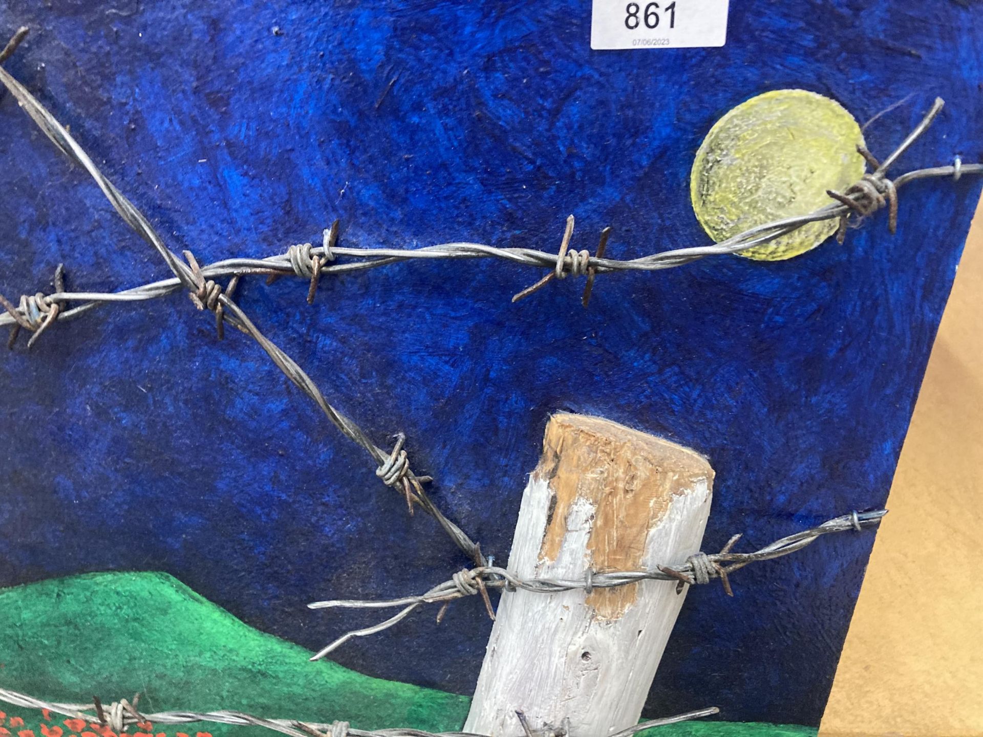 A PAINTING ON BOARD OF A WW1 POPPY FIELD WITH BARBED WIRE. TO THE REVERSE IS A POEM AND THE NAME - Bild 2 aus 5