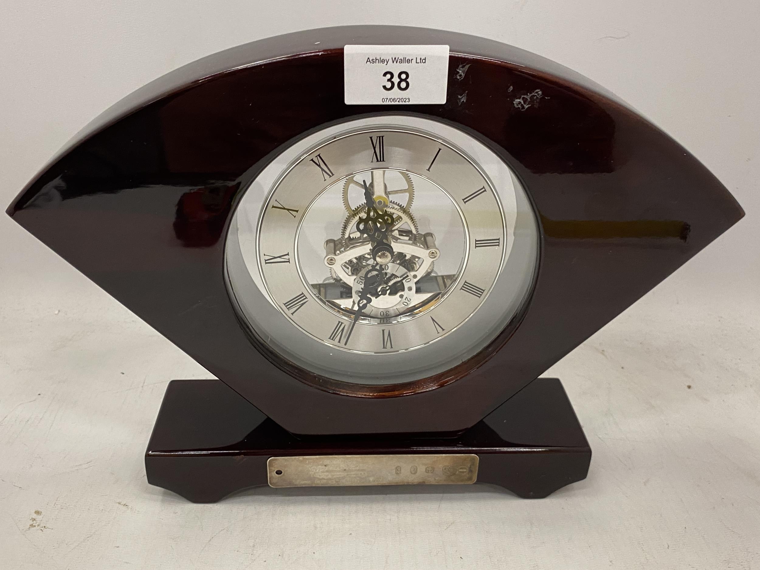 A WOODEN CASED SKELETON MANTLE CLOCK WITH HALLMARKED SILVER PRESENTATION PLAQUE, HEIGHT 22CM