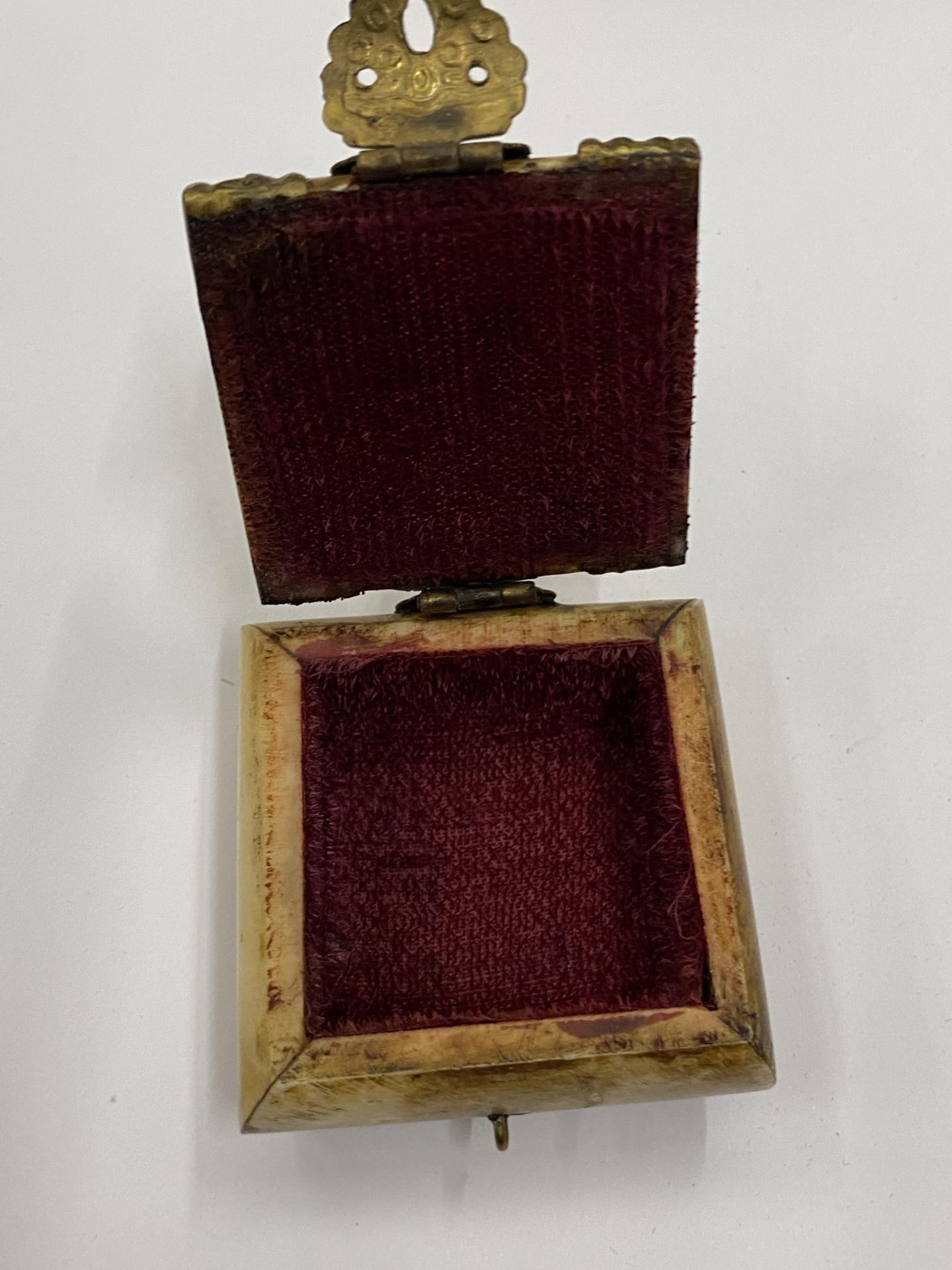 A VINTAGE BONE AND BRASS LIDDED BOX - Bild 2 aus 2