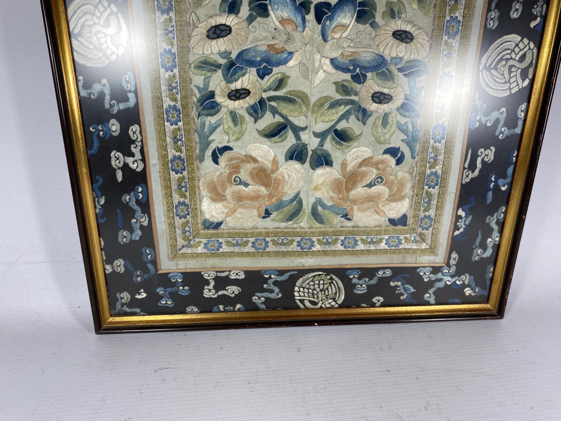 A LATE 19TH/EARLY 20TH CENTURY CHINESE FRAMED SILK PANEL, 65 X 36CM - Image 3 of 5