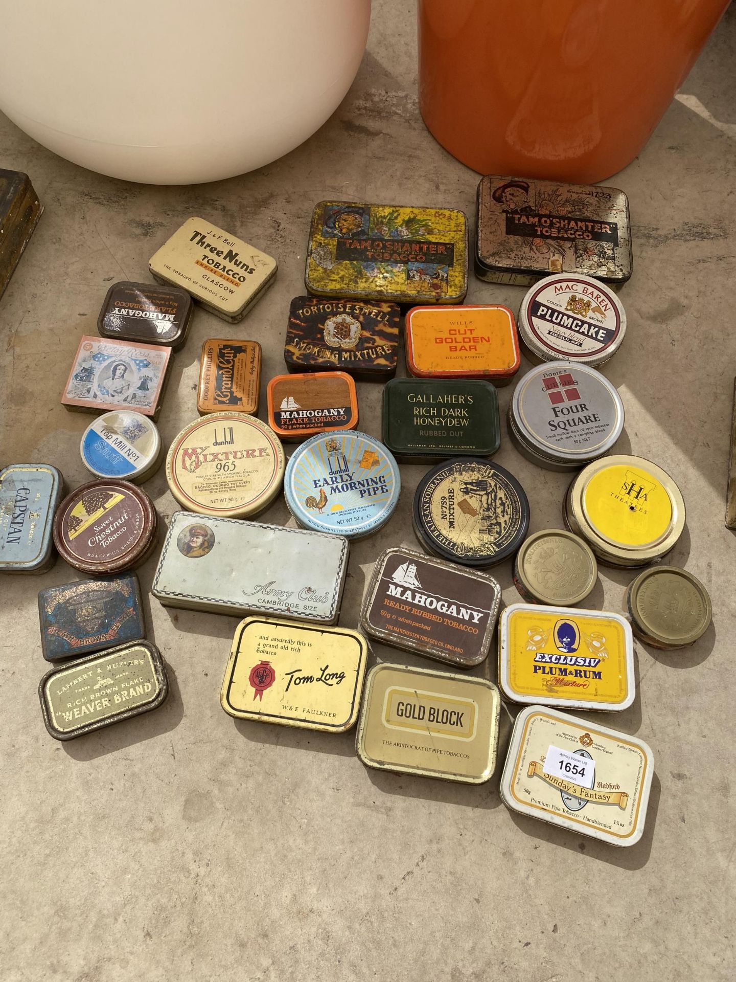 AN ASSORTMENT OF VINTAGE TINS