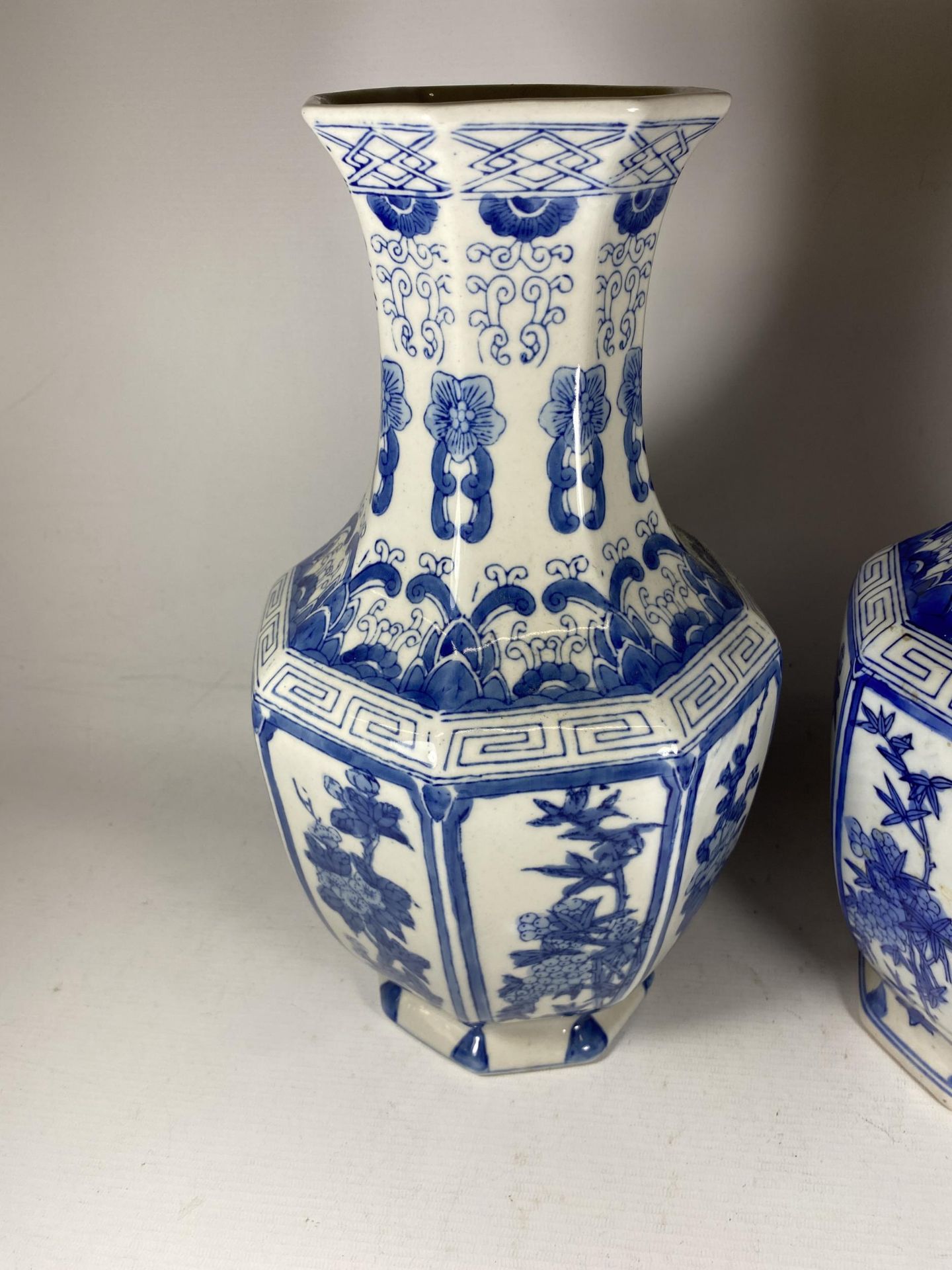 A PAIR OF LARGE 20TH CENTURY CENTURY CHINESE BLUE AND WHITE OCTAGONAL FORM VASES, HEIGHT 36CM - Image 3 of 5