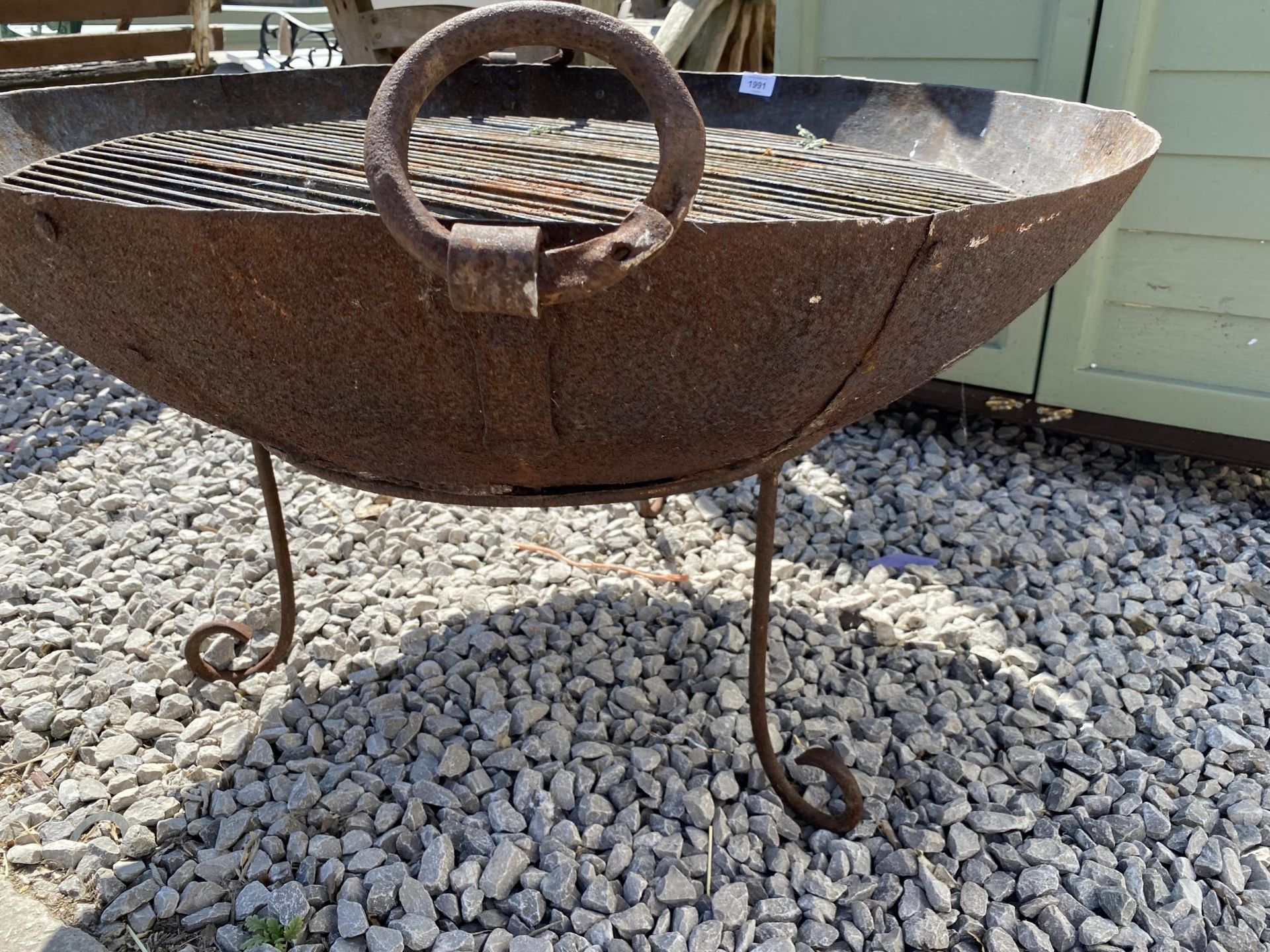 A DECORATIVE METAL TWIN HANDLE FIRE PIT WITH STAND - Image 2 of 2