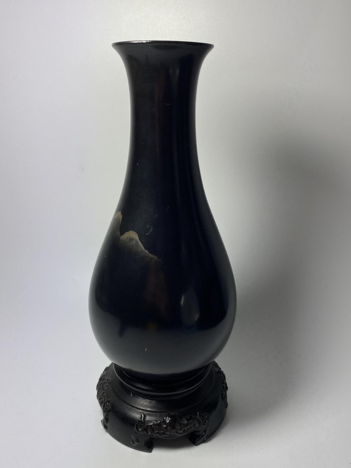 A MID 20TH CENTURY CHINESE FUZHOU BLACK LACQUERED GILT DESIGN VASE ON STAND, HEIGHT 29CM - Image 5 of 7