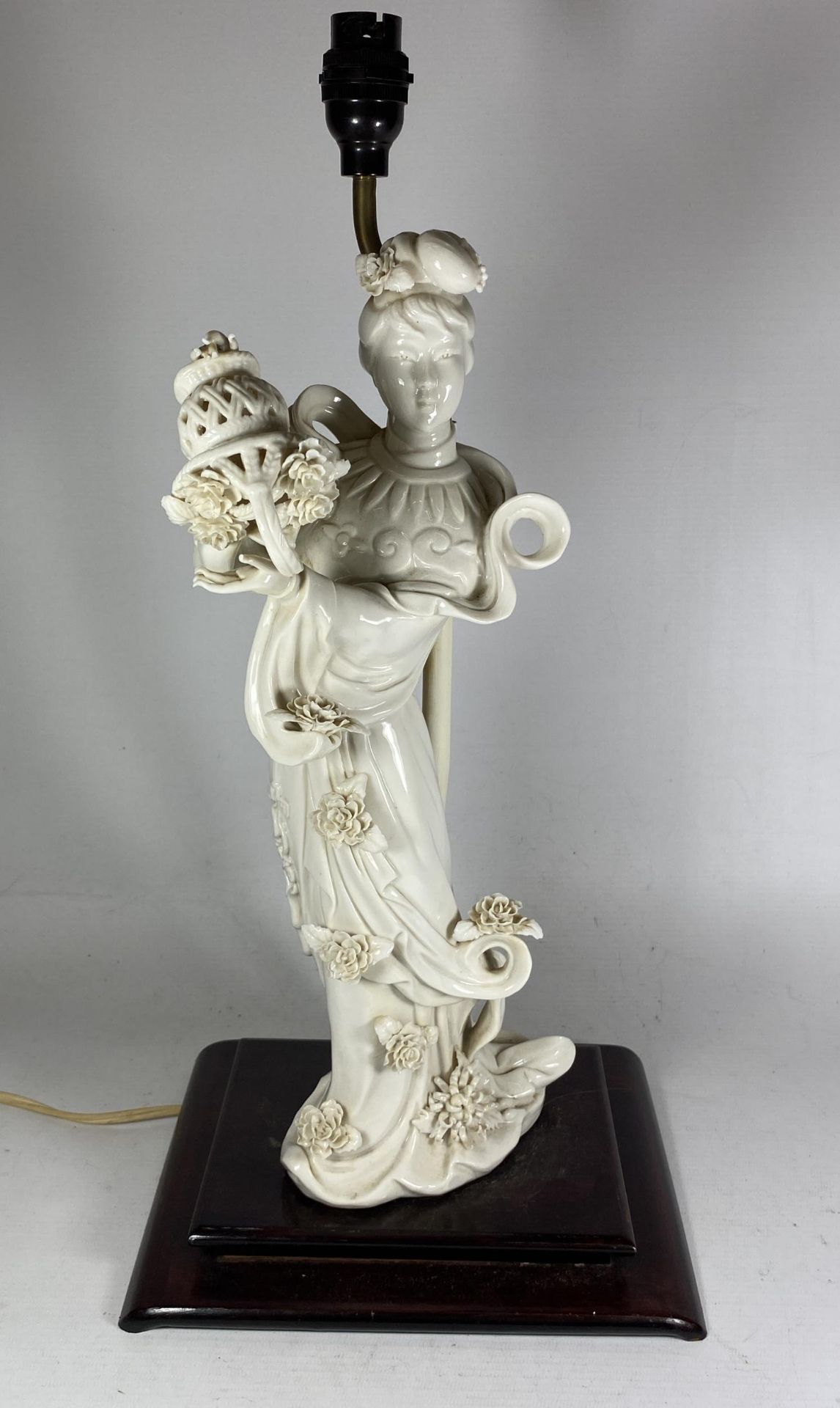 A CHINESE BLANC DE CHINE CHINESE FIGURAL PORCELAIN TABLE LAMP, HEIGHT INCLUDING FITTING 48CM