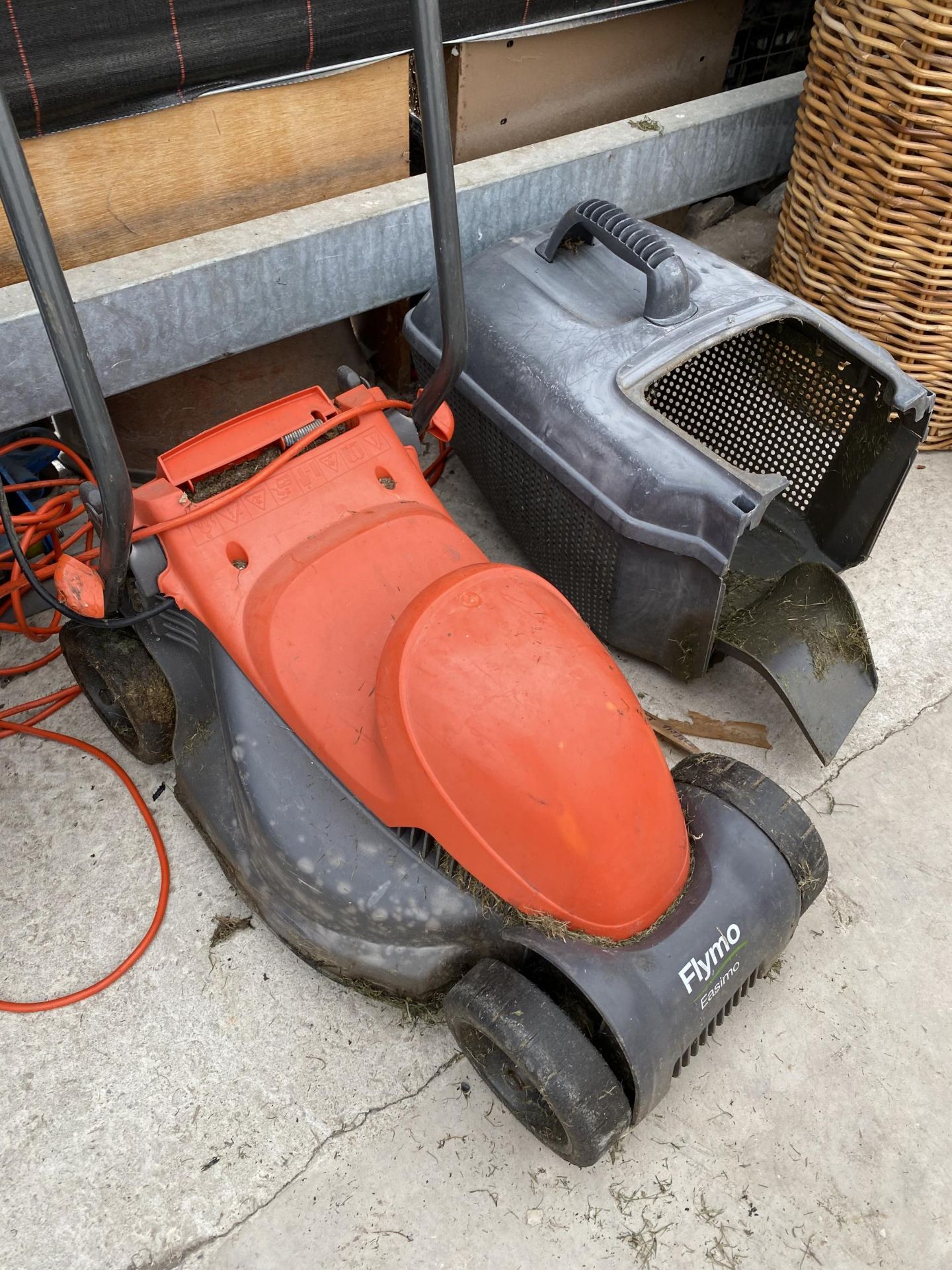 A FLYMO EASIMO ELECTRIC LAWN MOWER - Bild 2 aus 2