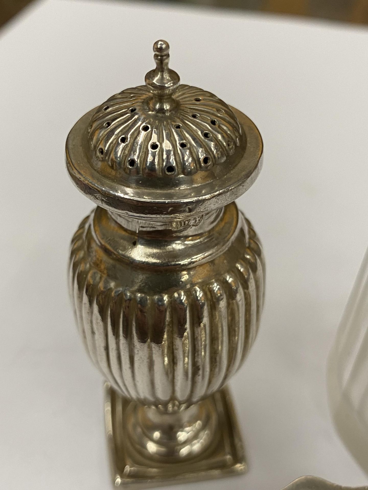 THREE SILVER ITEMS - HALLMARKED PEPPERETTE, OPEN SALT AND SILVER TOPPED SUGAR SIFTER - Image 2 of 4