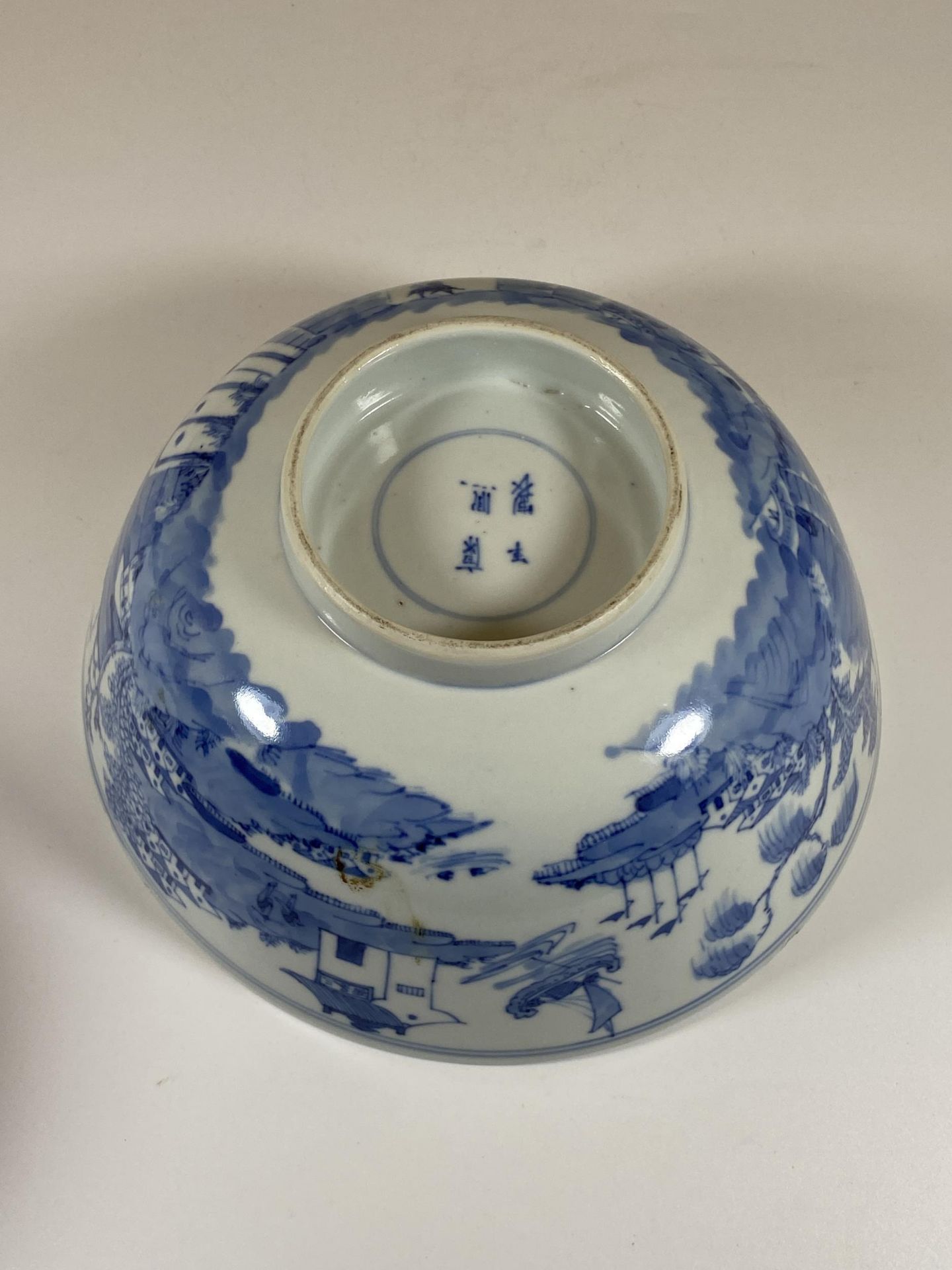 AN 18TH CENTURY CHINESE BLUE AND WHITE QING PORCELAIN BOWL WITH PAGODA DESIGN, FOUR CHARACTER DOUBLE - Bild 8 aus 12