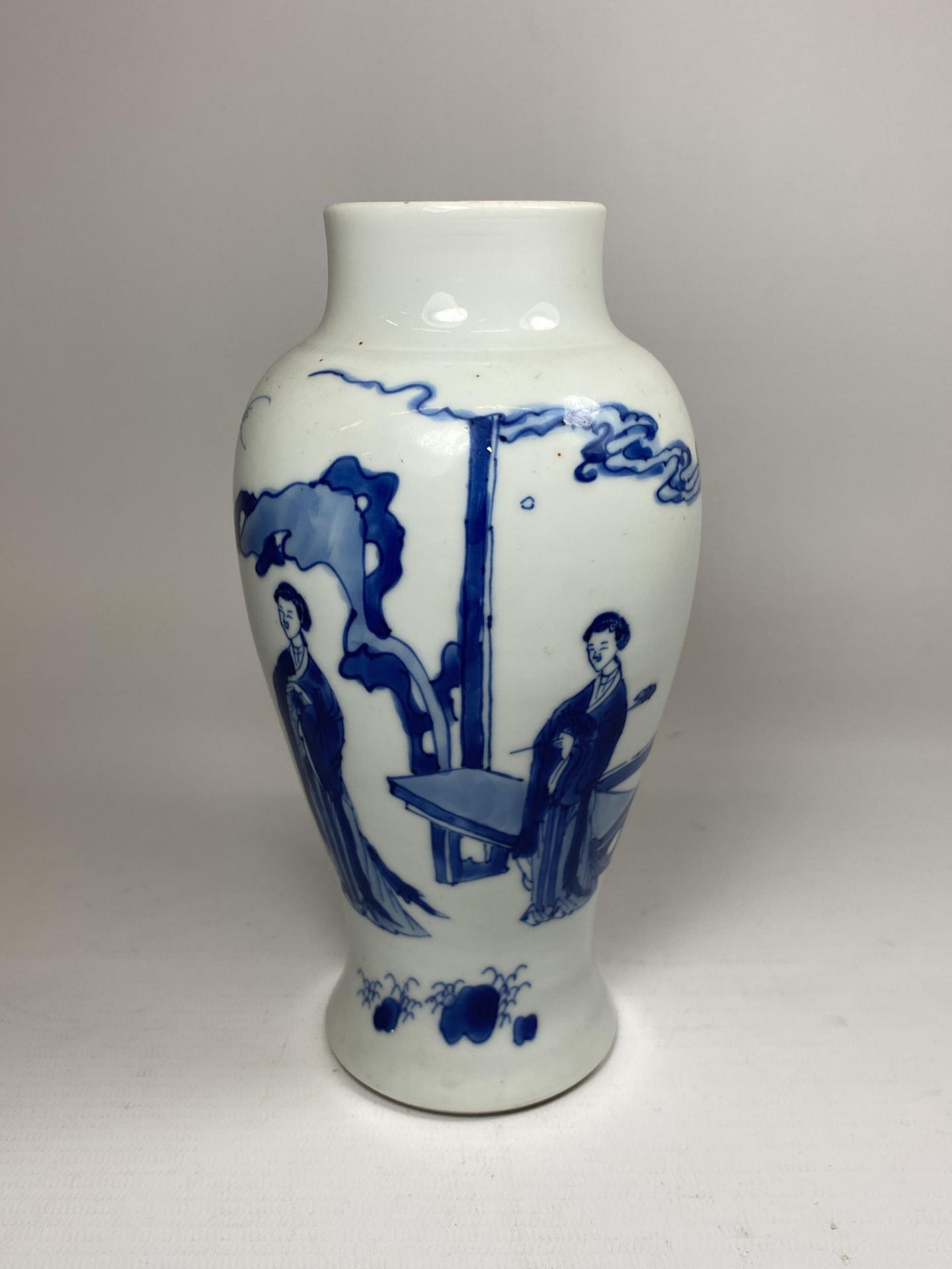 A CHINESE KANGXI PERIOD (1661-1722) BLUE AND WHITE PORCELAIN BALUSTER FORM VASE DEPICTING FIGURES IN