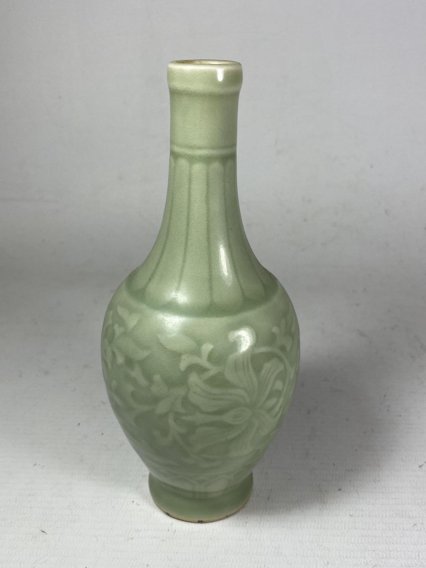 A CHINESE CELADON PORCELAIN FLORAL VASE, UNMARKED TO BASE, HEIGHT 18CM - Image 3 of 6