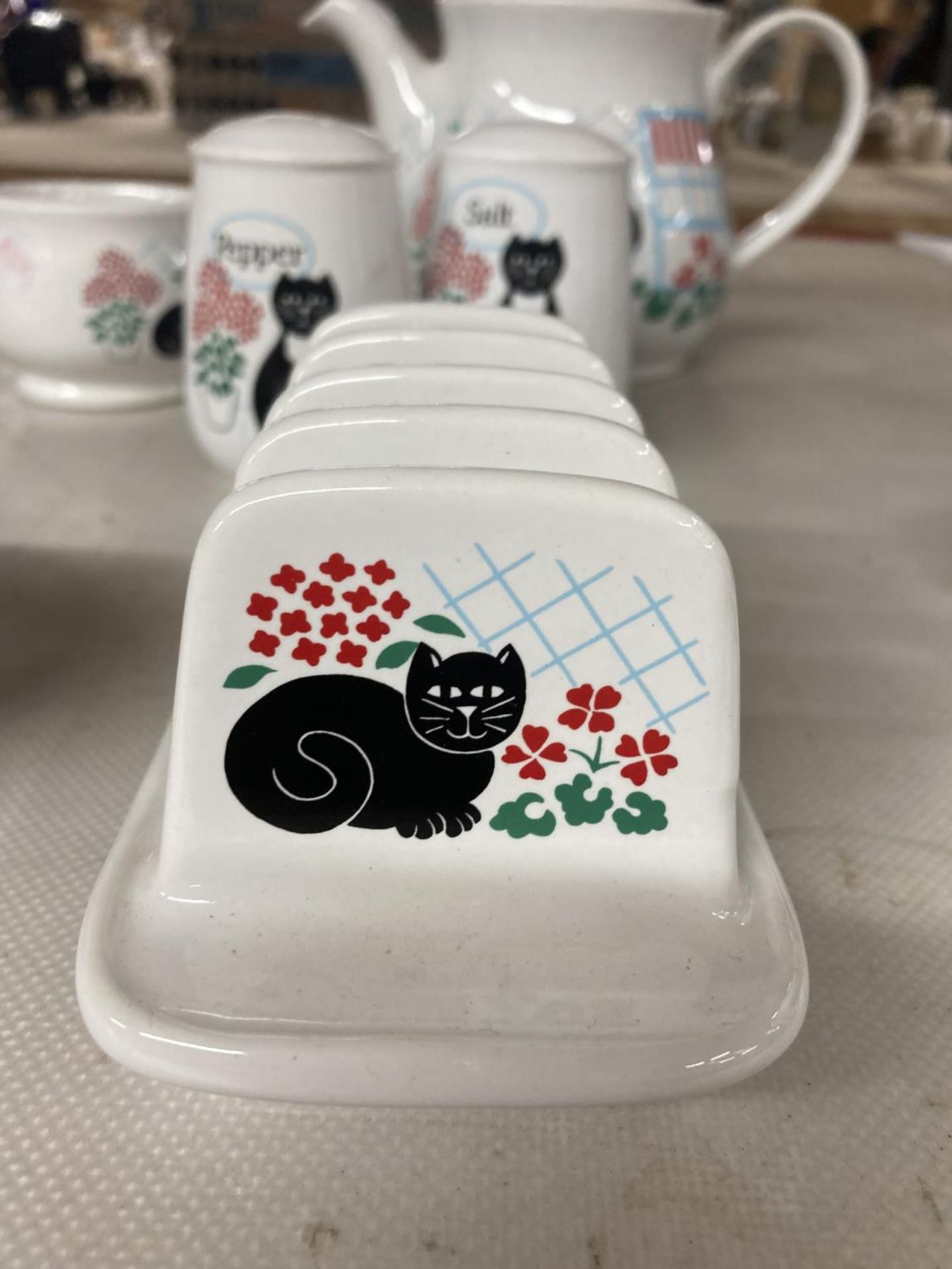 A COLLECTION OF CAT RELATED CERAMICS TO INCLUDE A TEAPOT, CRUET SET, TOAST RACK, SUGAR BOWL, EGG - Image 4 of 4