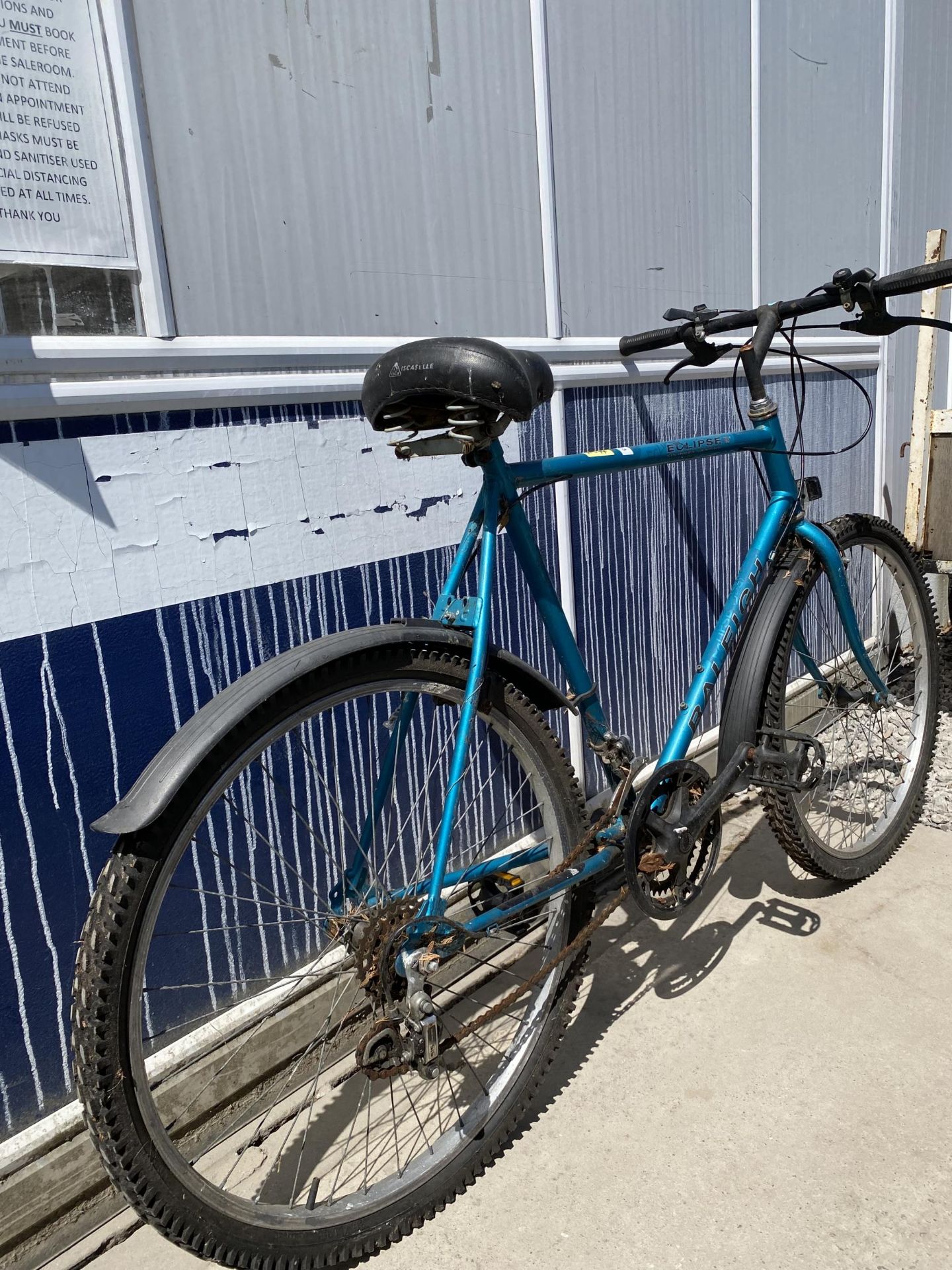 A GENTS RALEIGH ECLIPSE BIKE WITH 10 SPEED GEAR SYSTEM - Image 2 of 3