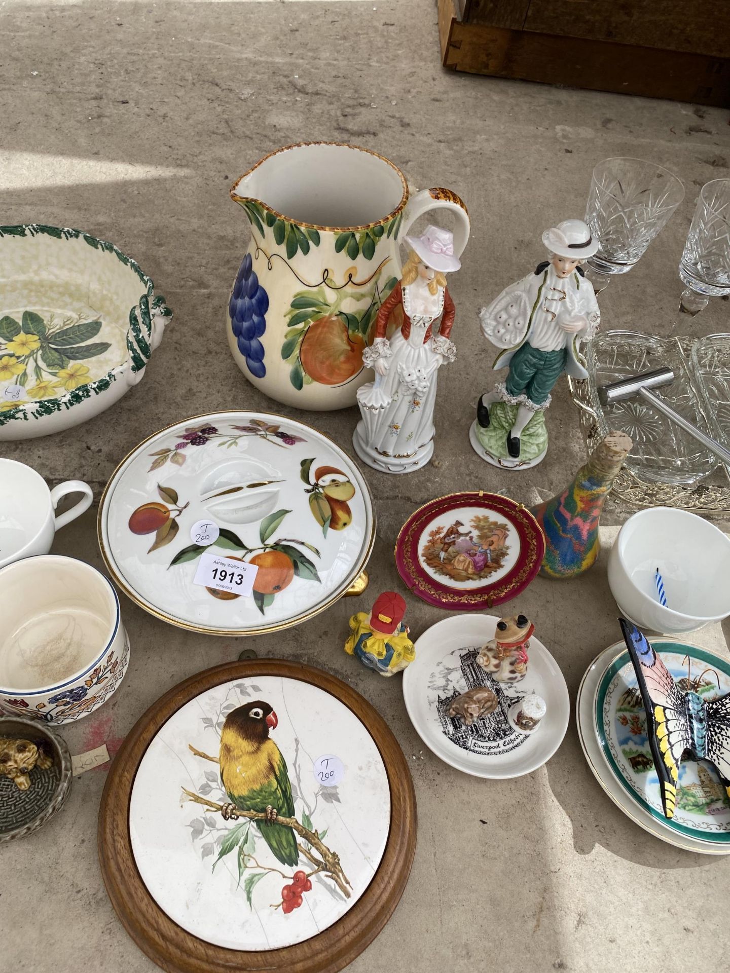 A LARGE QUANTITY OF GLASS AND CERAMIC ITEMS TO INCLUDE BOWLS, JUGS AND TRINKETS ETC - Bild 4 aus 5