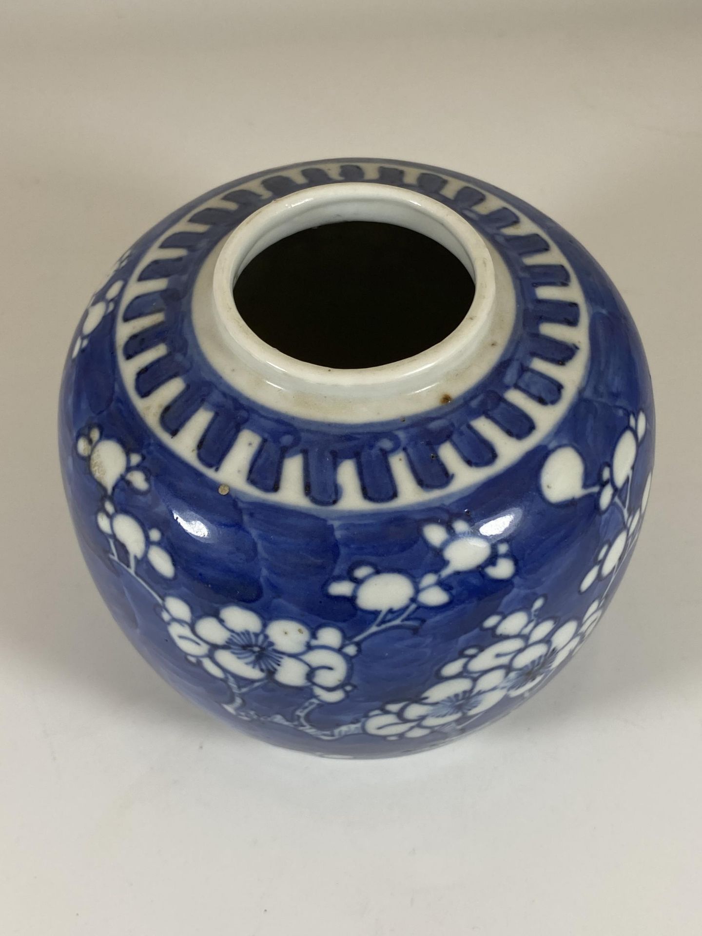 AN EARLY 20TH CENTURY CHINESE BLUE AND WHITE PRUNUS BLOSSOM GINGER JAR, DOUBLE RING MARK TO BASE, - Bild 2 aus 5