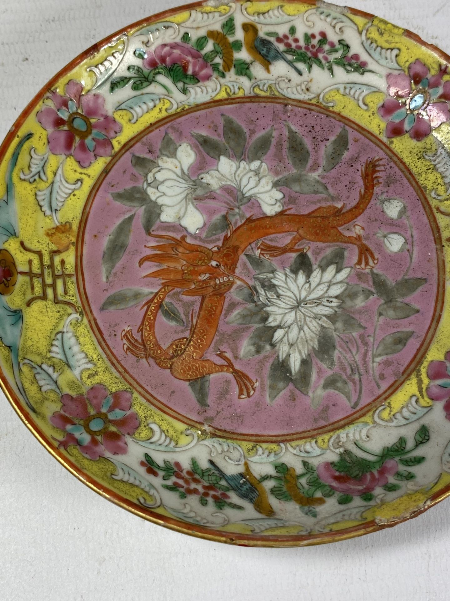 AN EARLY 20TH CENTURY CHINESE FAMILLE JAUNE DRAGON DESIGN DISH, UNMARKED, DIAMETER 13CM - Image 2 of 4