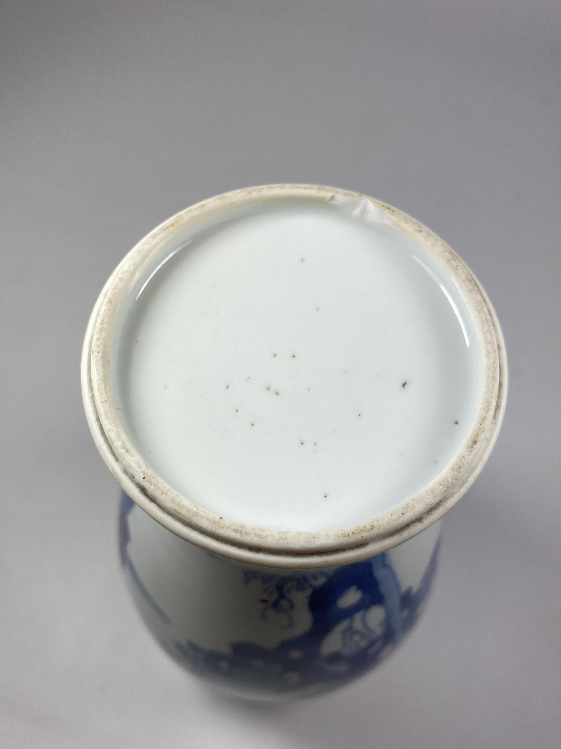 A CHINESE KANGXI PERIOD (1661-1722) BLUE AND WHITE PORCELAIN BALUSTER FORM VASE DEPICTING FIGURES IN - Image 5 of 7