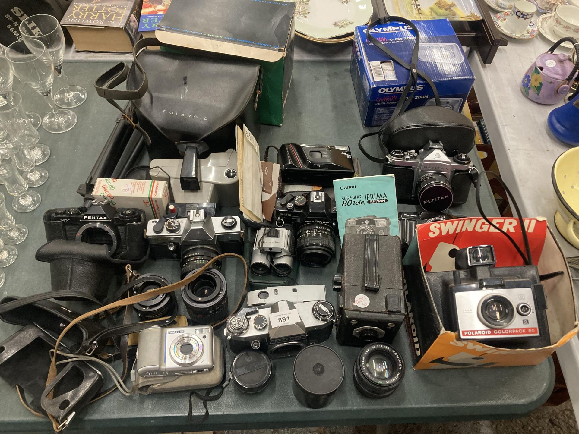 A QUANTITY OF VINTAGE CAMERAS TO INCLUDE A PRAKTICA BC3, PENTAX ASAHI, PRAKTICA TL 5B, PRAKTICA NOVA