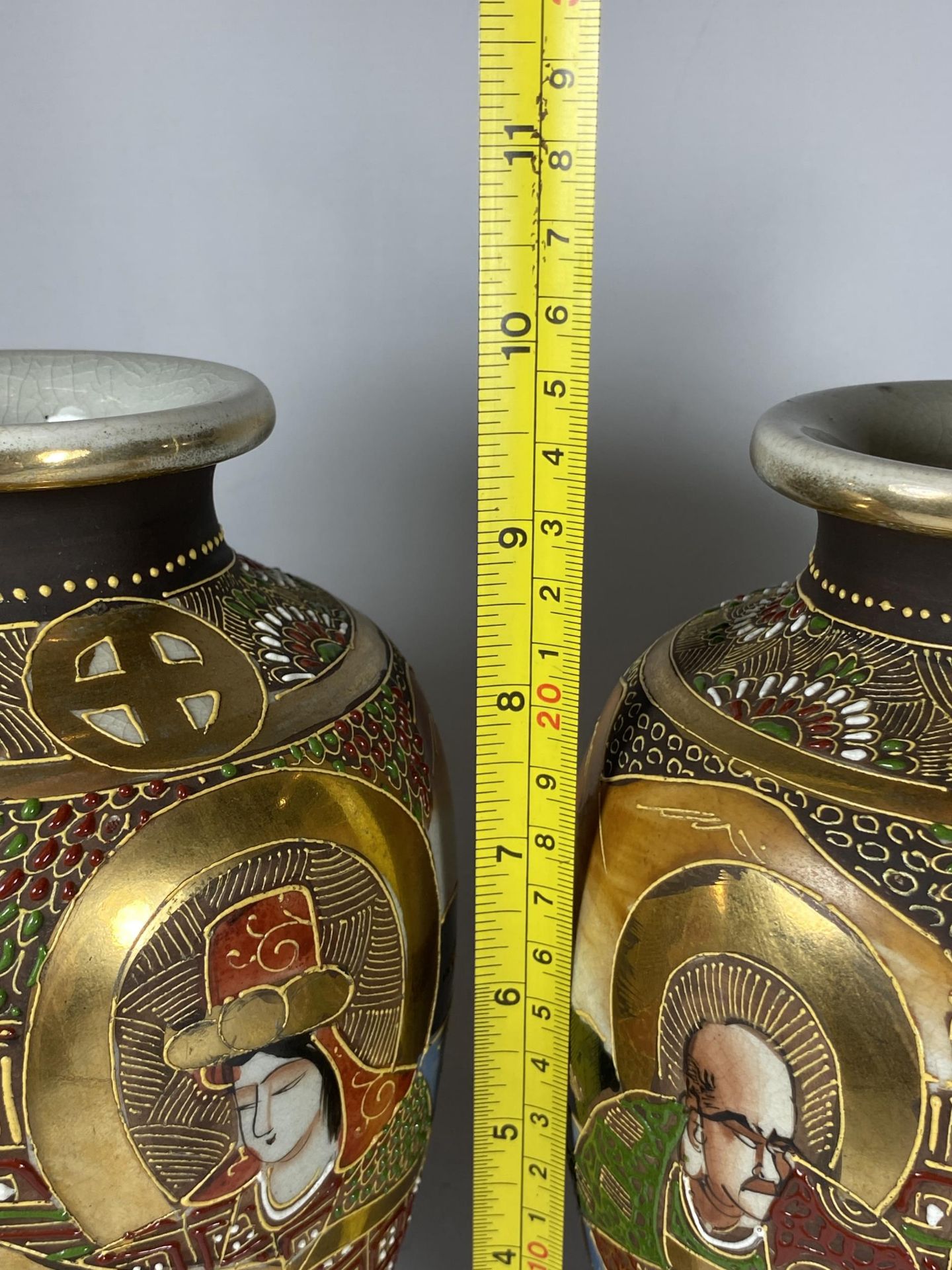 A PAIR OF JAPANESE SATSUMA OVOID FORM VASES WITH FIGURAL DESIGN, HEIGHT 24.5CM - Bild 5 aus 5