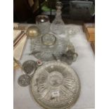 A QUANTITY OF VINTAGE GLASSWARE TO INCLUDE A DECANTER, ICE BUCKET, SERVING PLATTERS, ROSE BOWL,