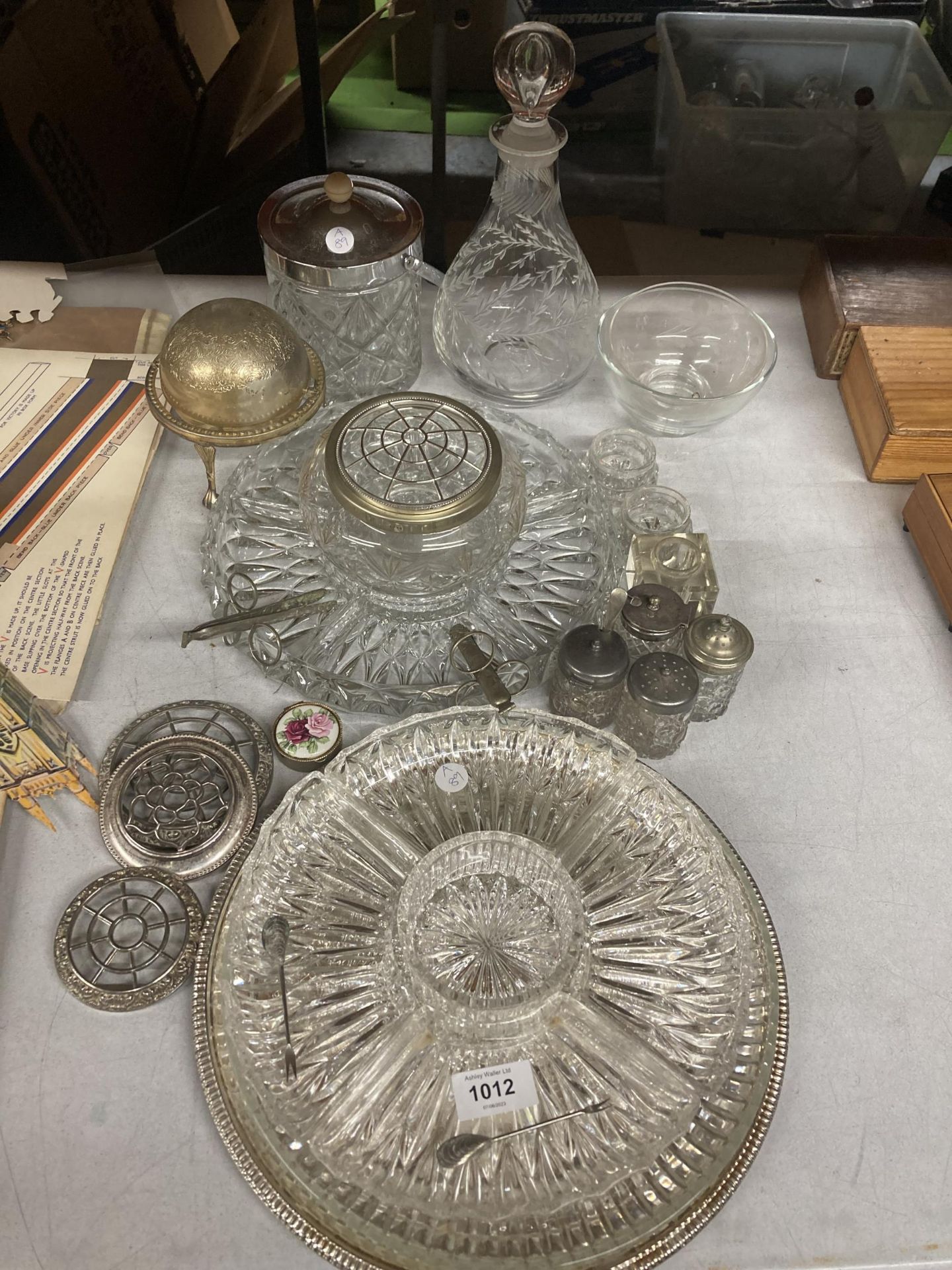 A QUANTITY OF VINTAGE GLASSWARE TO INCLUDE A DECANTER, ICE BUCKET, SERVING PLATTERS, ROSE BOWL,