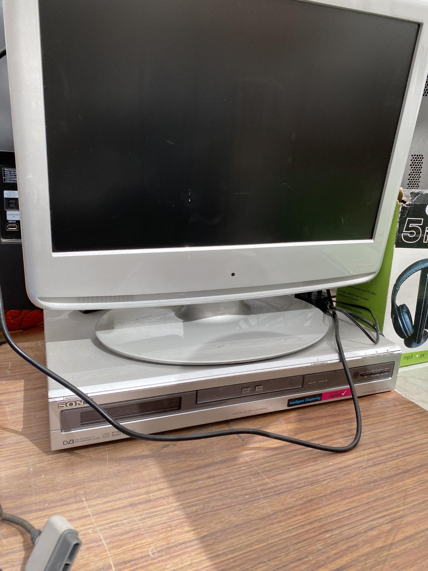 A 19" TELEVISION AND A SONY DVD PLAYER - Bild 2 aus 2