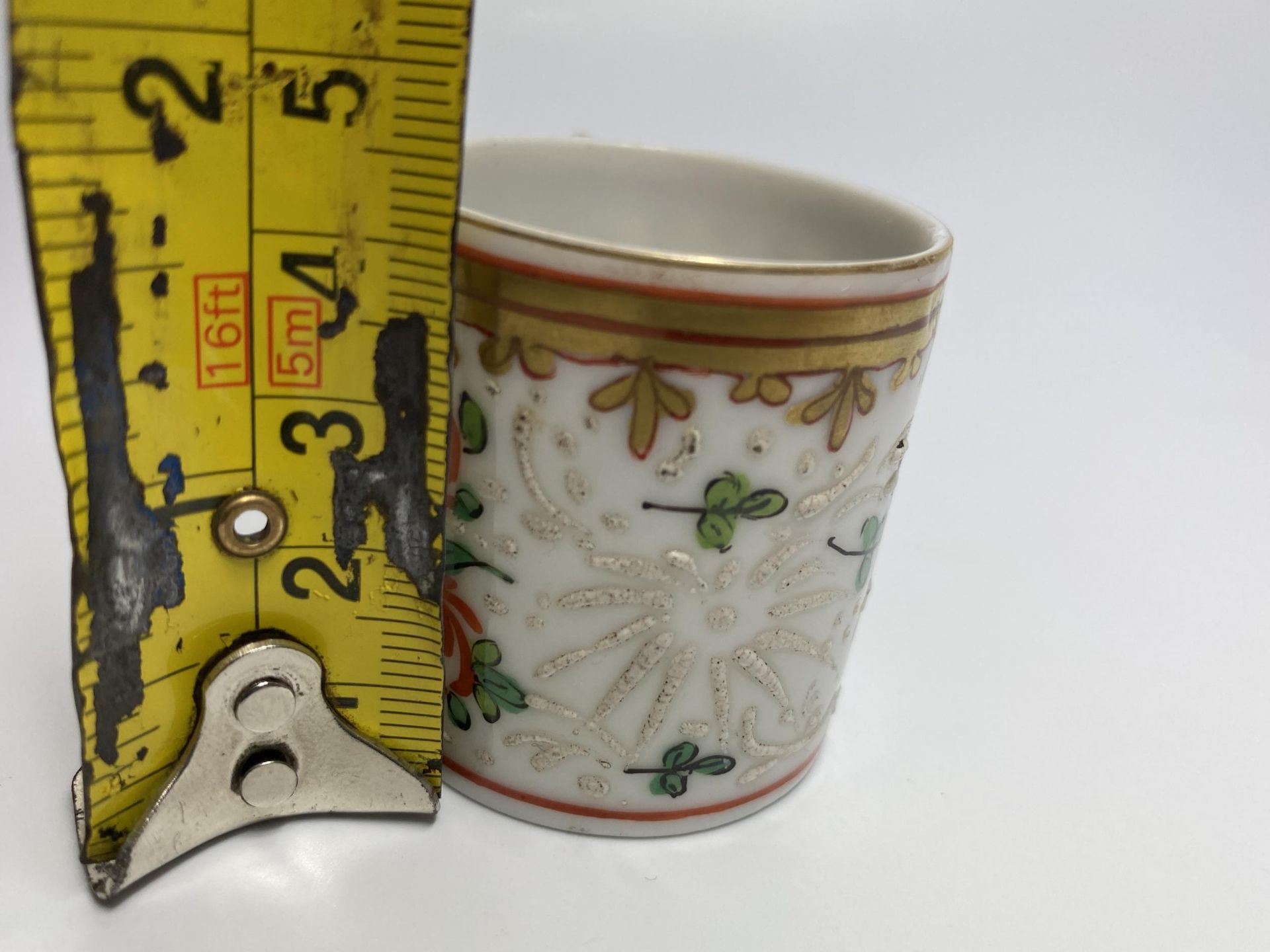 A MINIATURE 19TH CENTURY CHINESE EXPORT PORCELAIN TANKARD, HEIGHT 4CM - Bild 5 aus 5