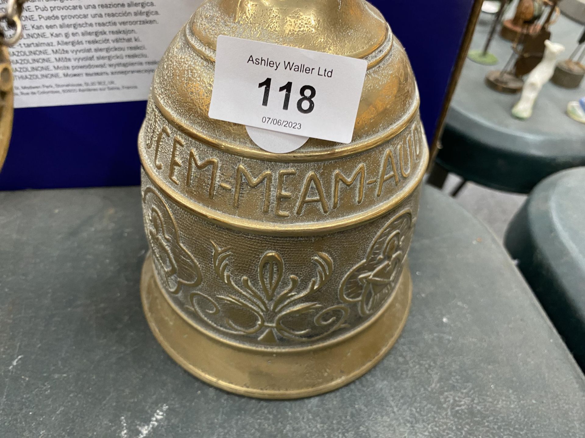 A LARGE, HEAVY BRASS WALL BELL WITH LATIN MOTTO - 'WHO TOUCHES ME, HEARS MY VOICE' - Image 2 of 2