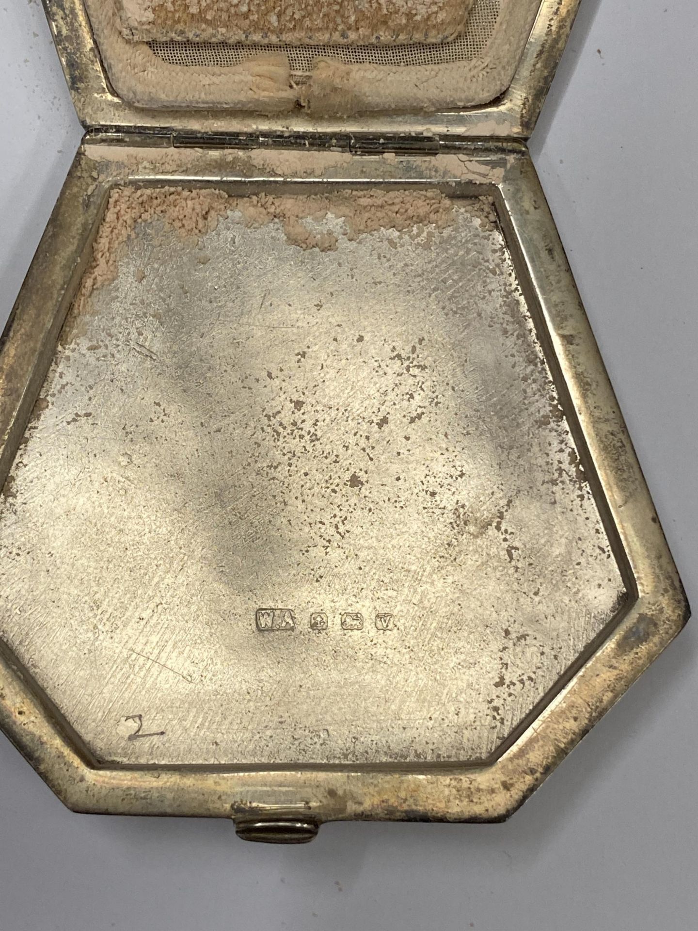 A HALLMARKED SILVER LADIES COMPACT - Image 3 of 3