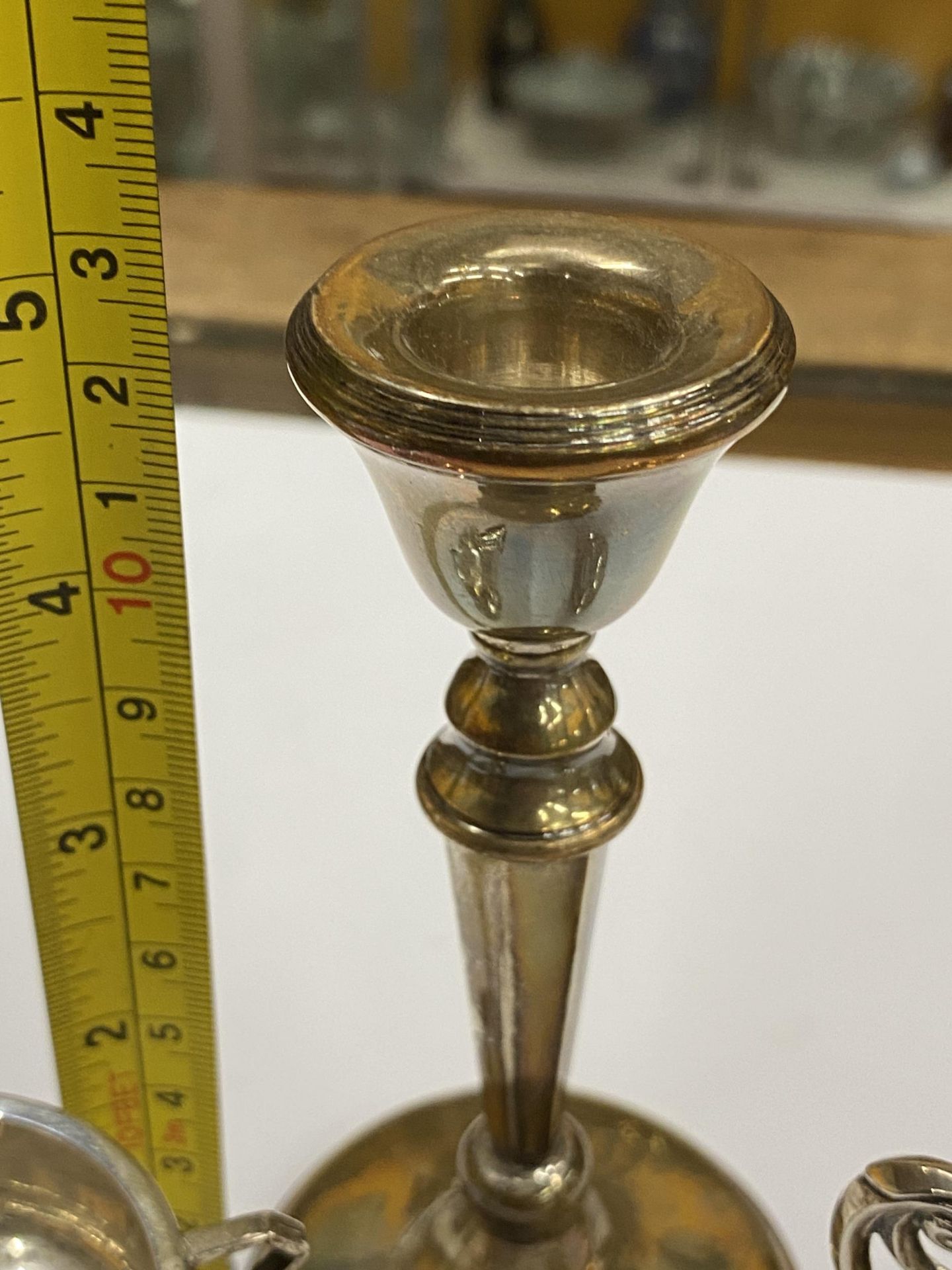 A GROUP OF THREE HALLMARKED SILVER ITEMS COMPRISING A WEIGHTED CANDLESTICK, LIGHTER AND TWIN HANDLED - Image 5 of 5