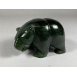 AN ORIENTAL JADE TYPE HARDSTONE BEAR MODEL, HEIGHT 5CM