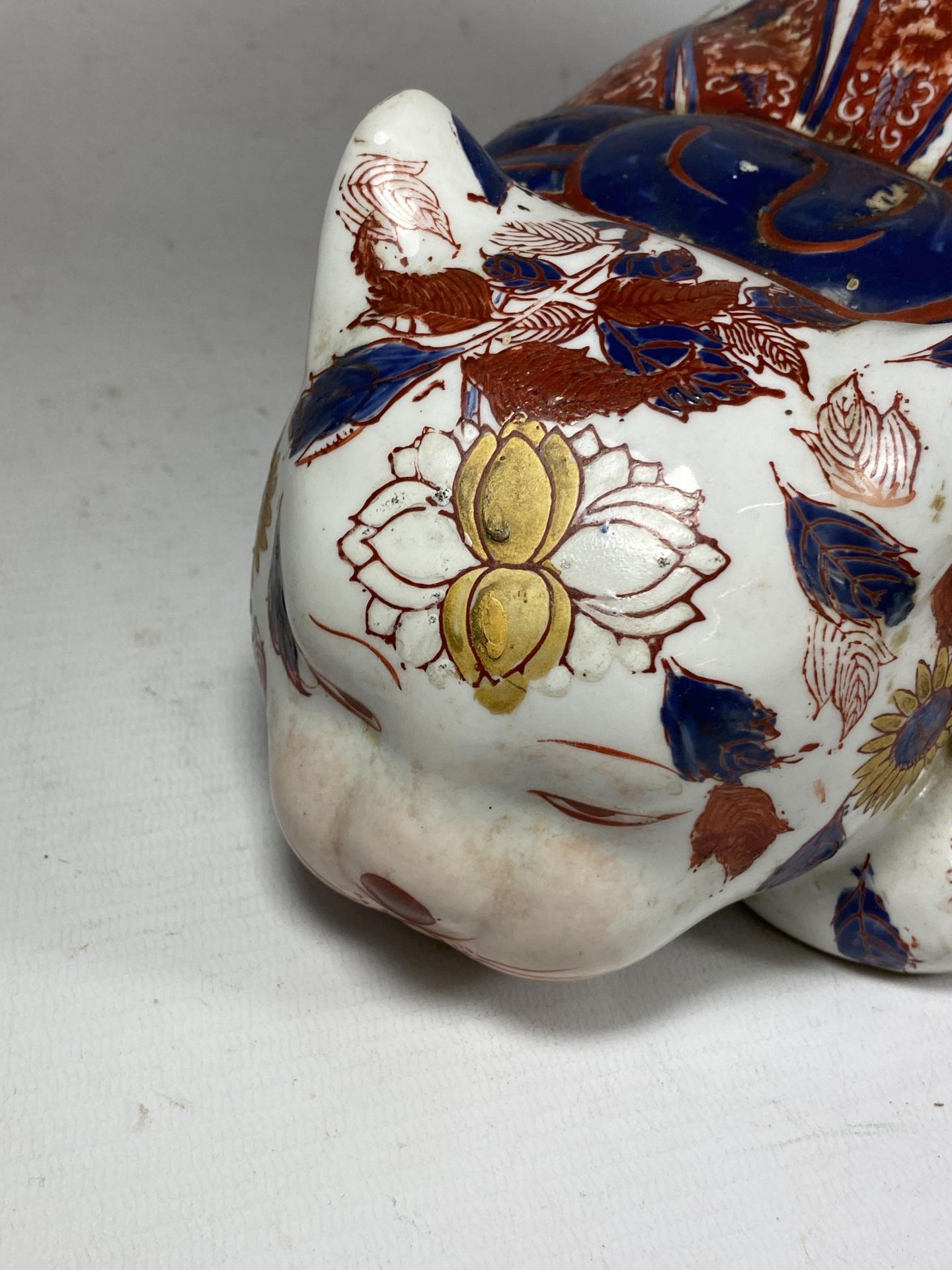 A 1980'S CHINESE IMARI POTTERY MODEL OF A CAT WITH SIX CHARACTER MARK TO BASE, LENGTH 28CM - Bild 2 aus 5