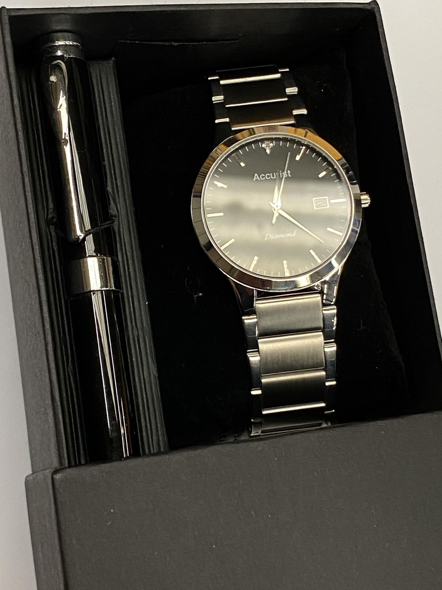 A BOXED ACCURIST WATCH AND PEN SET, WORKING AT TIME OF CATALOGUING BUT NO WARRANTY GIVEN - Image 2 of 3