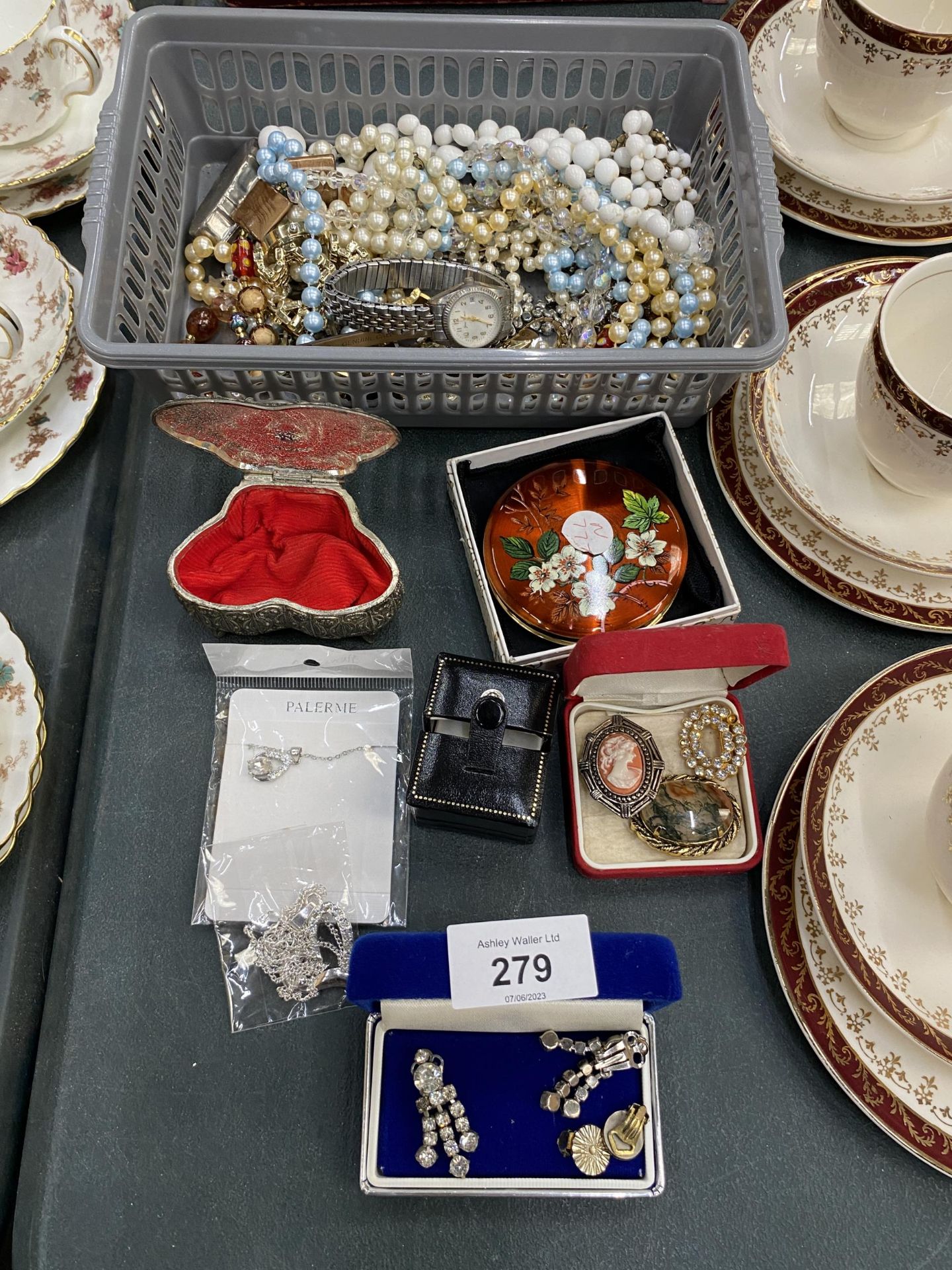 A QUANTITY OF COSTUME JEWELLERY TO INCLUDE BROOCHES, WATCHES, EARRINGS, NECKLACES, A COMPACT,