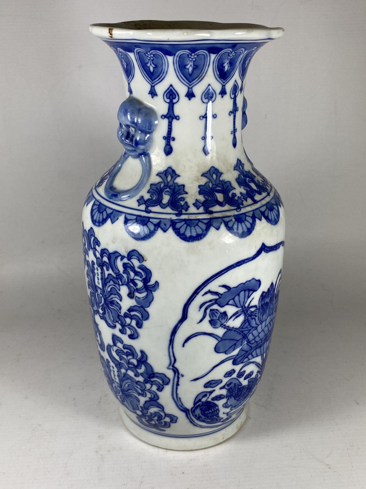 A 20TH CENTURY CHINESE BLUE AND WHITE FLORAL PATTERN VASE, HEIGHT 31CM - Image 2 of 4