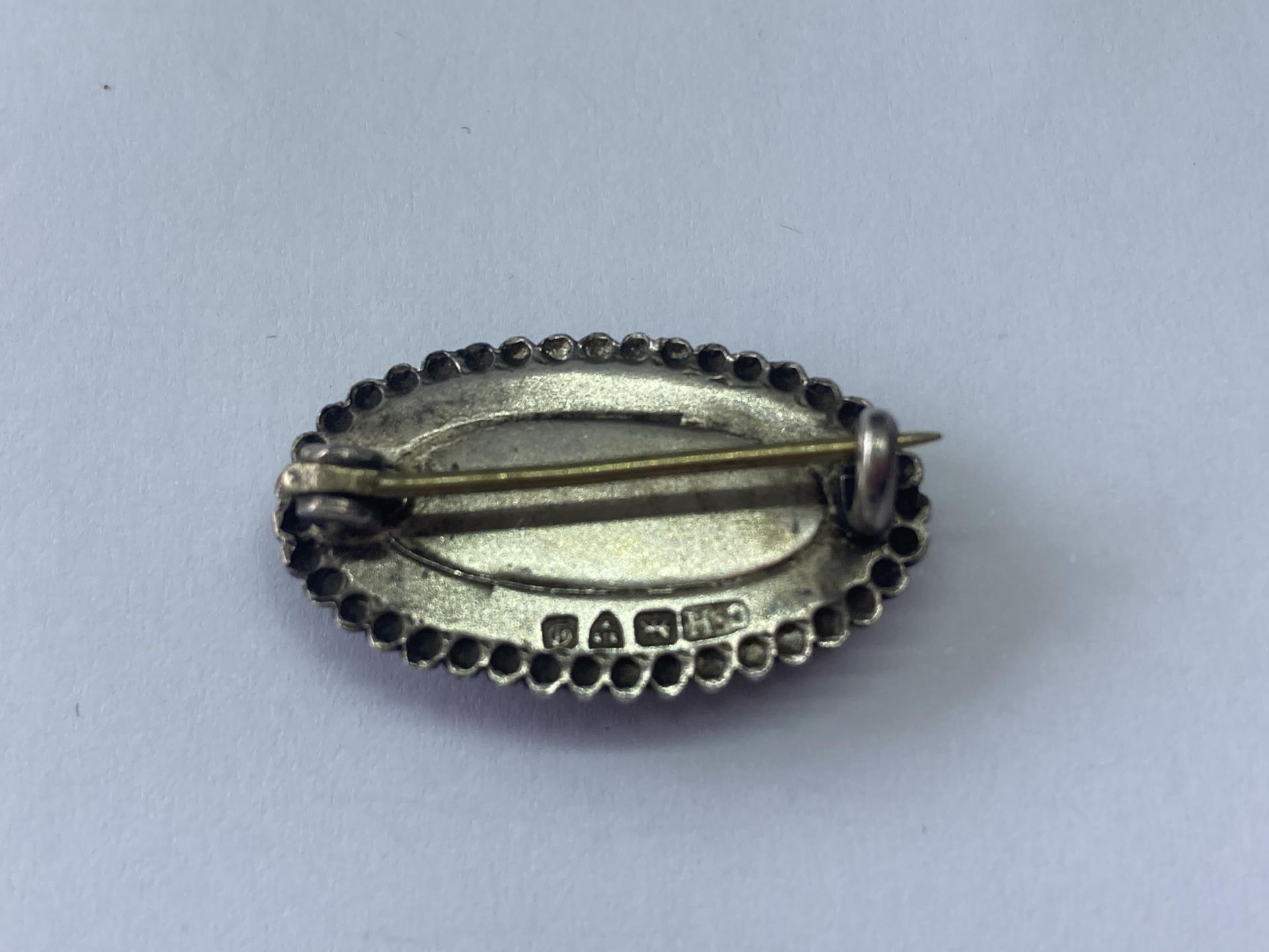 A HALLMARKED CHESTER SILVER CHARLES HORNER BROOCH - Image 3 of 3