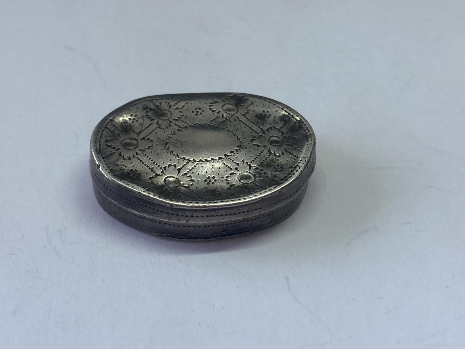 A GEORGIAN SILVER PILL BOX - Image 2 of 3