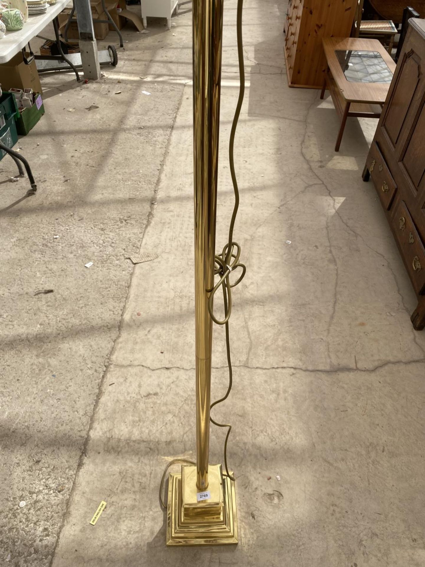 A BRASS STANDARD LAMP ON STEPPED BASE, COMPLETE WITH SHADE - Image 2 of 3