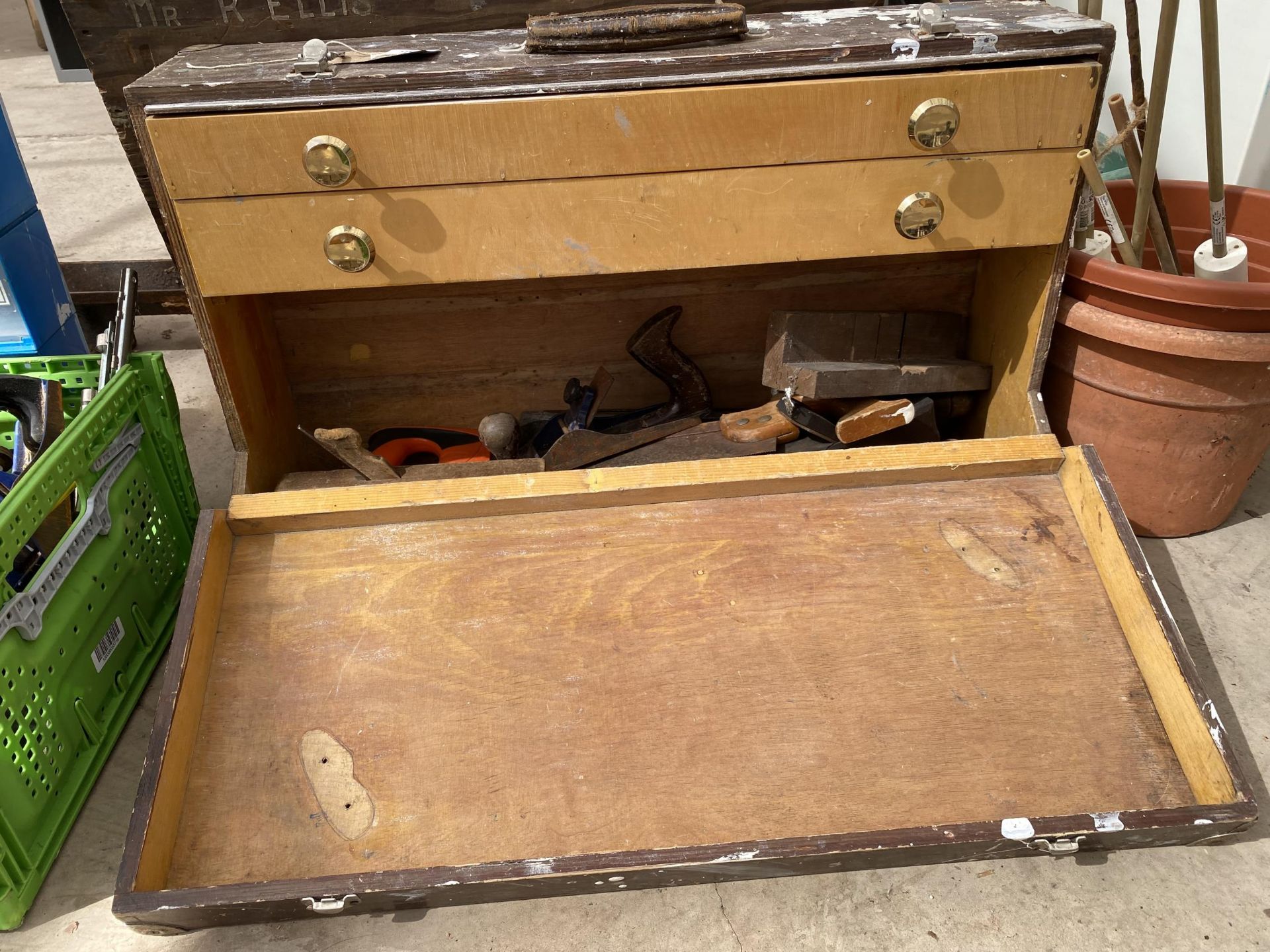 A VINTAGE WOODEN JOINERS CHEST WITH AN ASSORTMENT OF TOOLS TO INCLUDE A WOOD PLANE AND SAWS ETC - Image 3 of 5