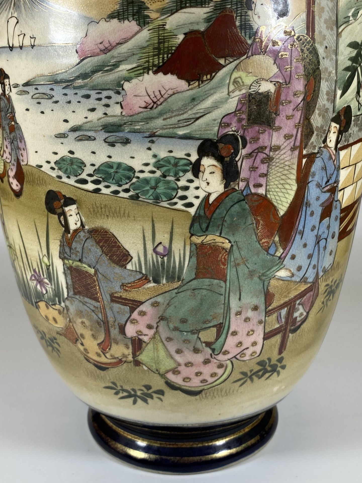 A LARGE JAPANESE HAND PAINTED MEIJI PERIOD VASE, WITH PANELLED DESIGN DEPICTING FIGURES BY A - Image 3 of 6