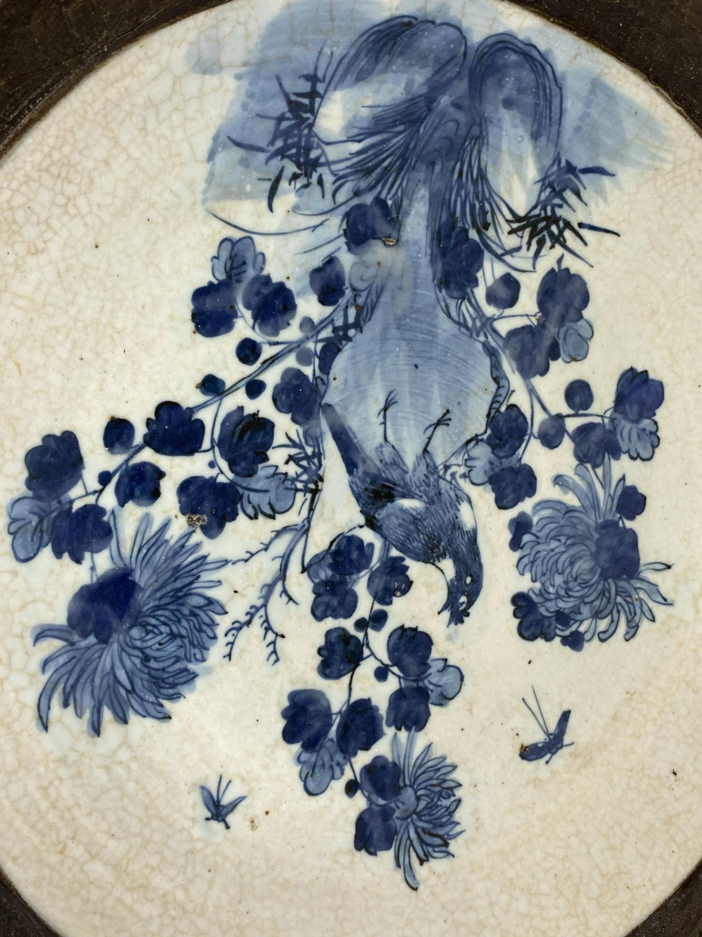 A LARGE CHINESE CRACKLE GLAZE BLUE AND WHITE FLORAL CHARGER, A/F, DIAMETER 39CM - Bild 2 aus 6