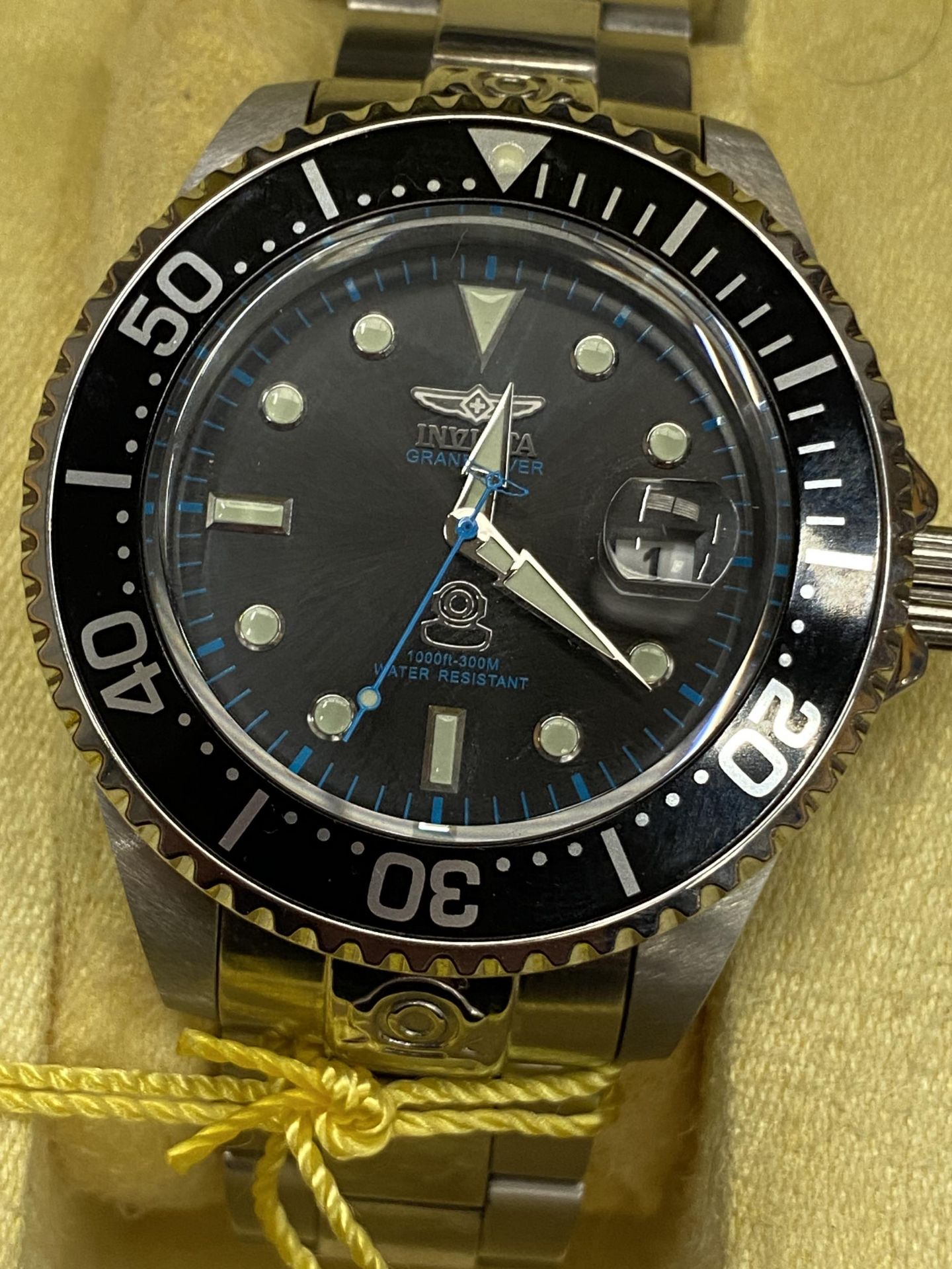 A BOXED INVICTA DIVERS GENTS WATCH, WORKING AT TIME OF CATALOGUING BUT NO WARRANTY GIVEN - Image 2 of 4