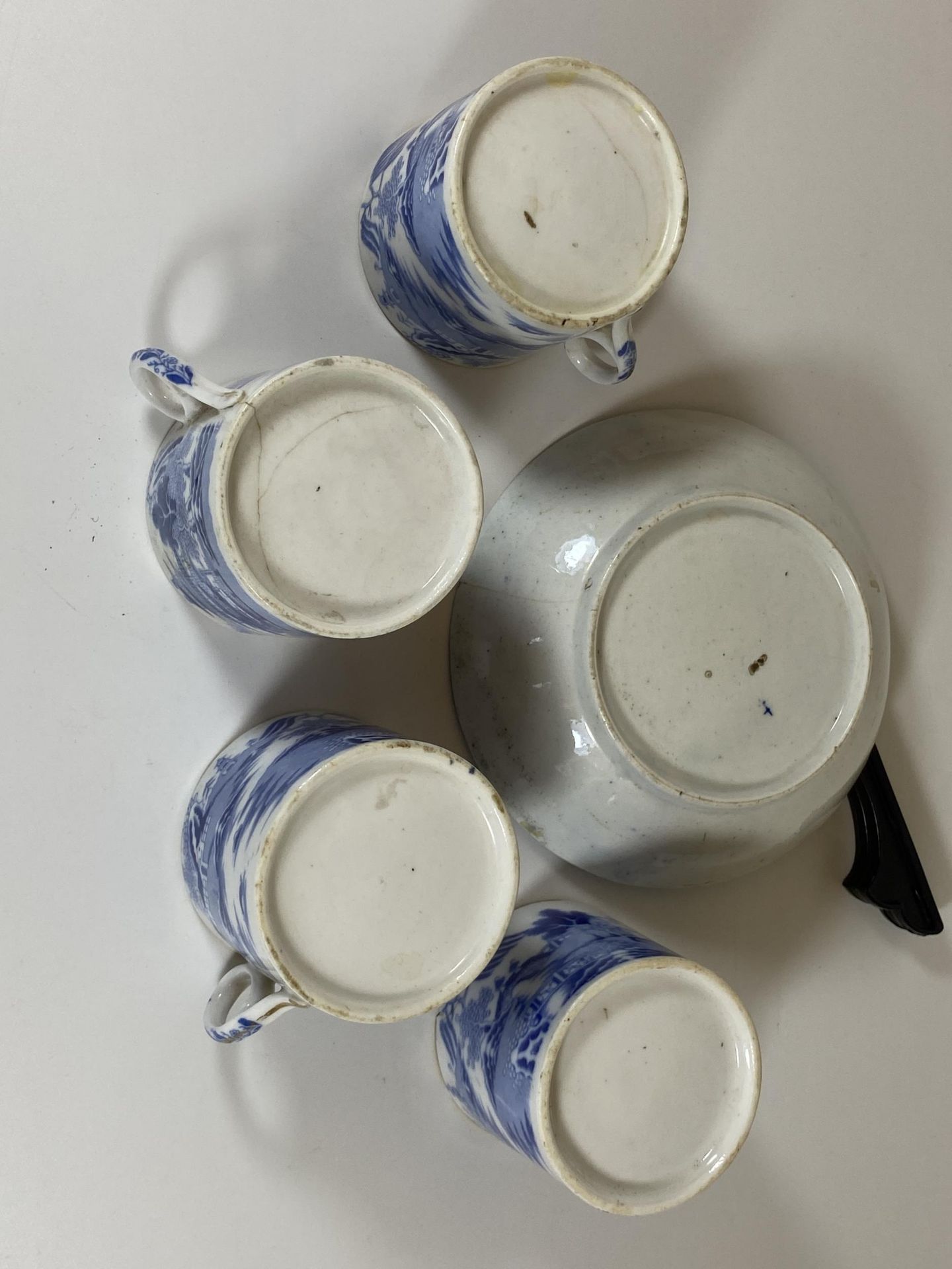 A SET OF FOUR 19TH CENTURY CHINESE QING EXPORT PORCELAIN BLUE AND WHITE CUPS TIGETHER WITH A 19TH - Image 4 of 4