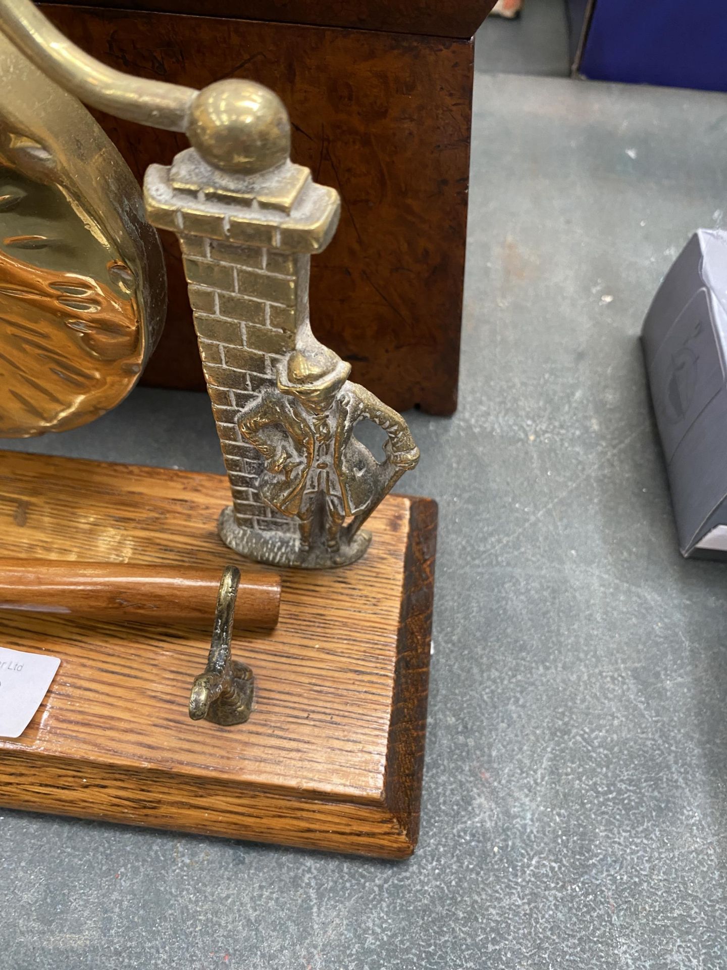 A VICTORIAN BRASS GONG AND HAMMER ON AN OAK BASE WITH HMS VICTORY MOTIF - Image 3 of 4