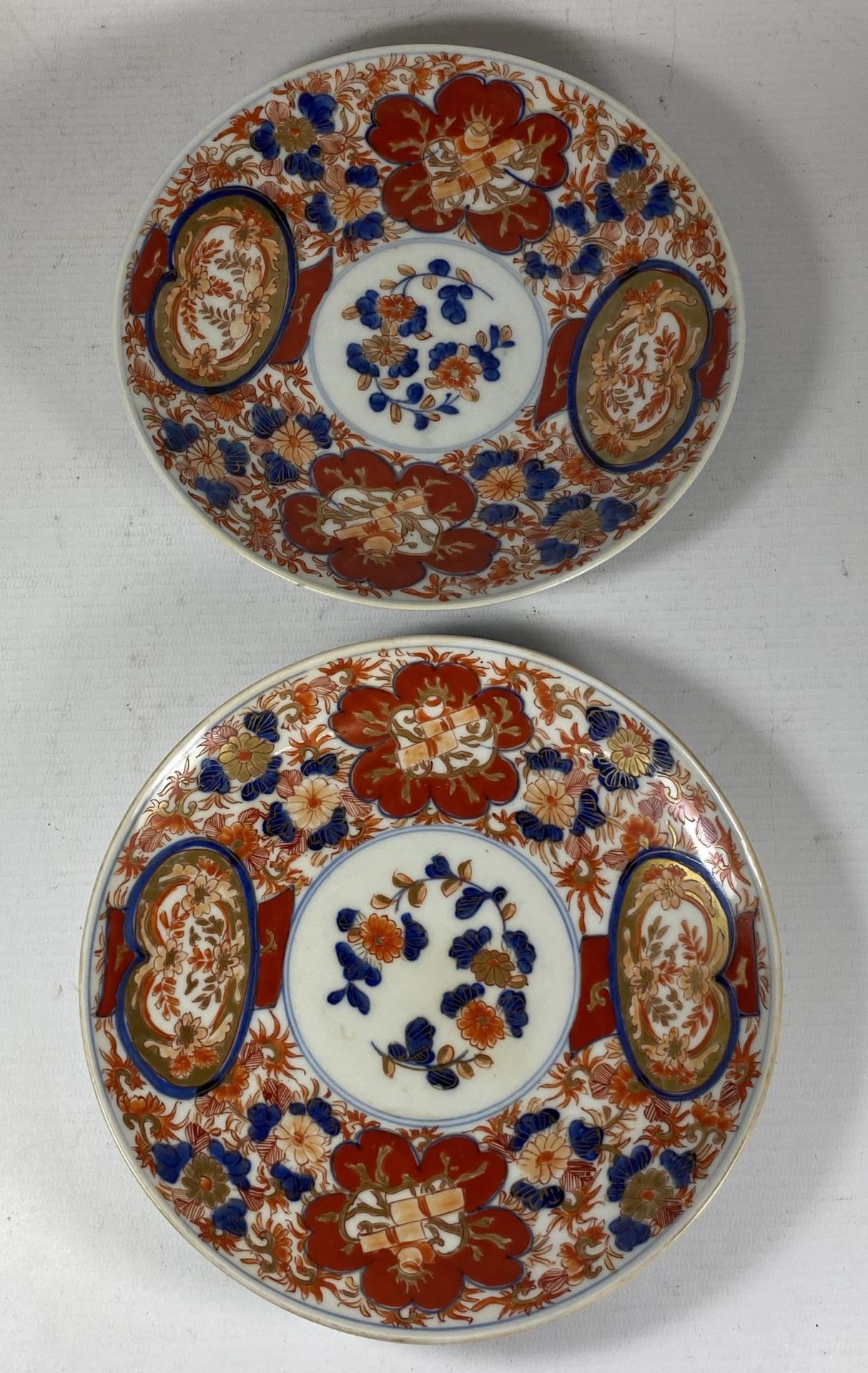 A PAIR OF JAPANESE MID 19TH CENTURY IMARI PLATES, DIAMETER 19CM